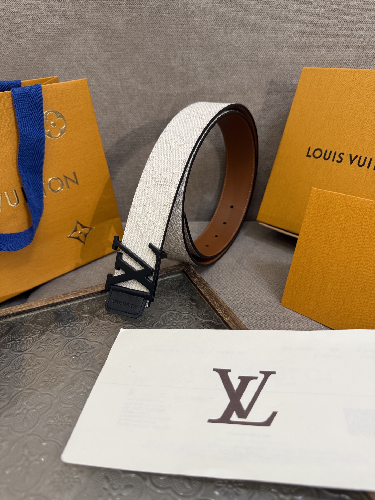 LV Dimension 4.0双面腰带将经典格调引入新颖尺幅设计。皮革压印 LV 字母和 Monogr