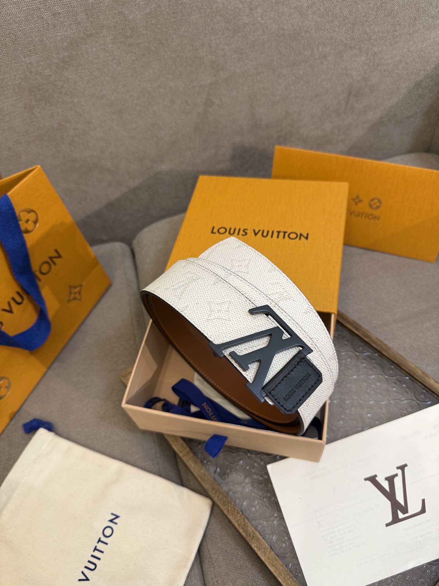 LV Dimension 4.0双面腰带将经典格调引入新颖尺幅设计。皮革压印 LV 字母和 Monogr