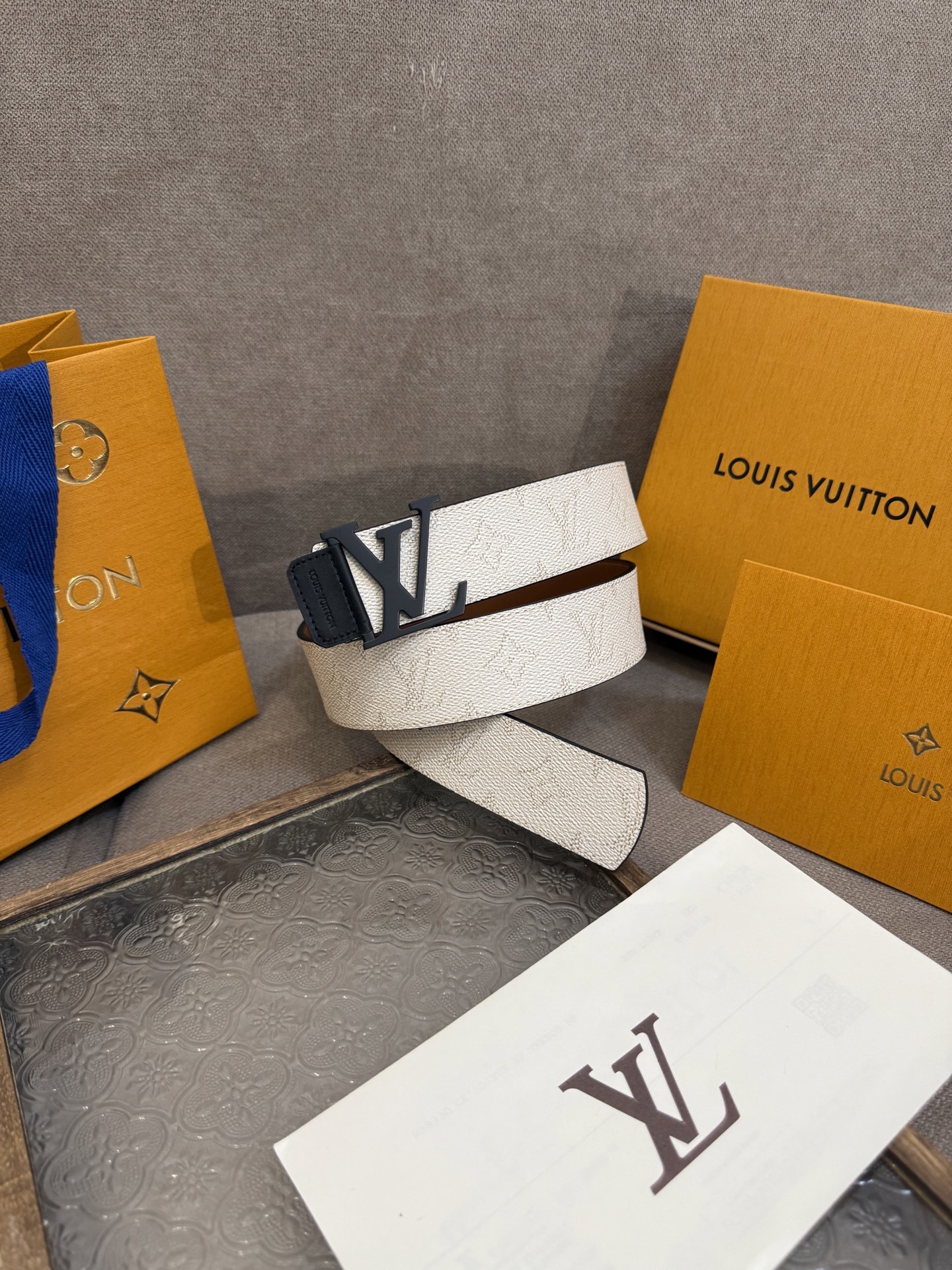 LV Dimension 4.0双面腰带将经典格调引入新颖尺幅设计。皮革压印 LV 字母和 Monogr
