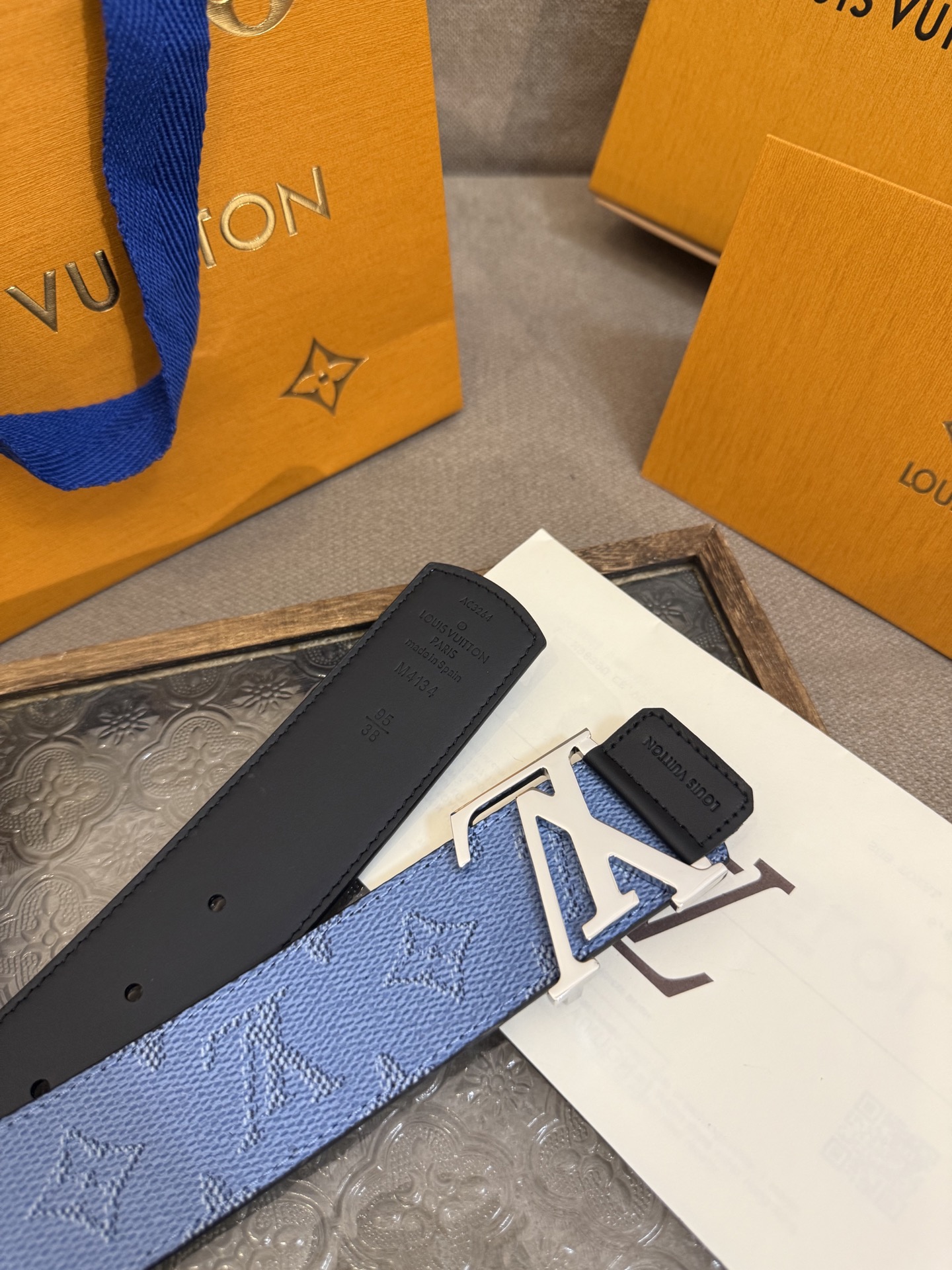 LV Dimension 4.0双面腰带将经典格调引入新颖尺幅设计。皮革压印 LV 字母和 Monogr