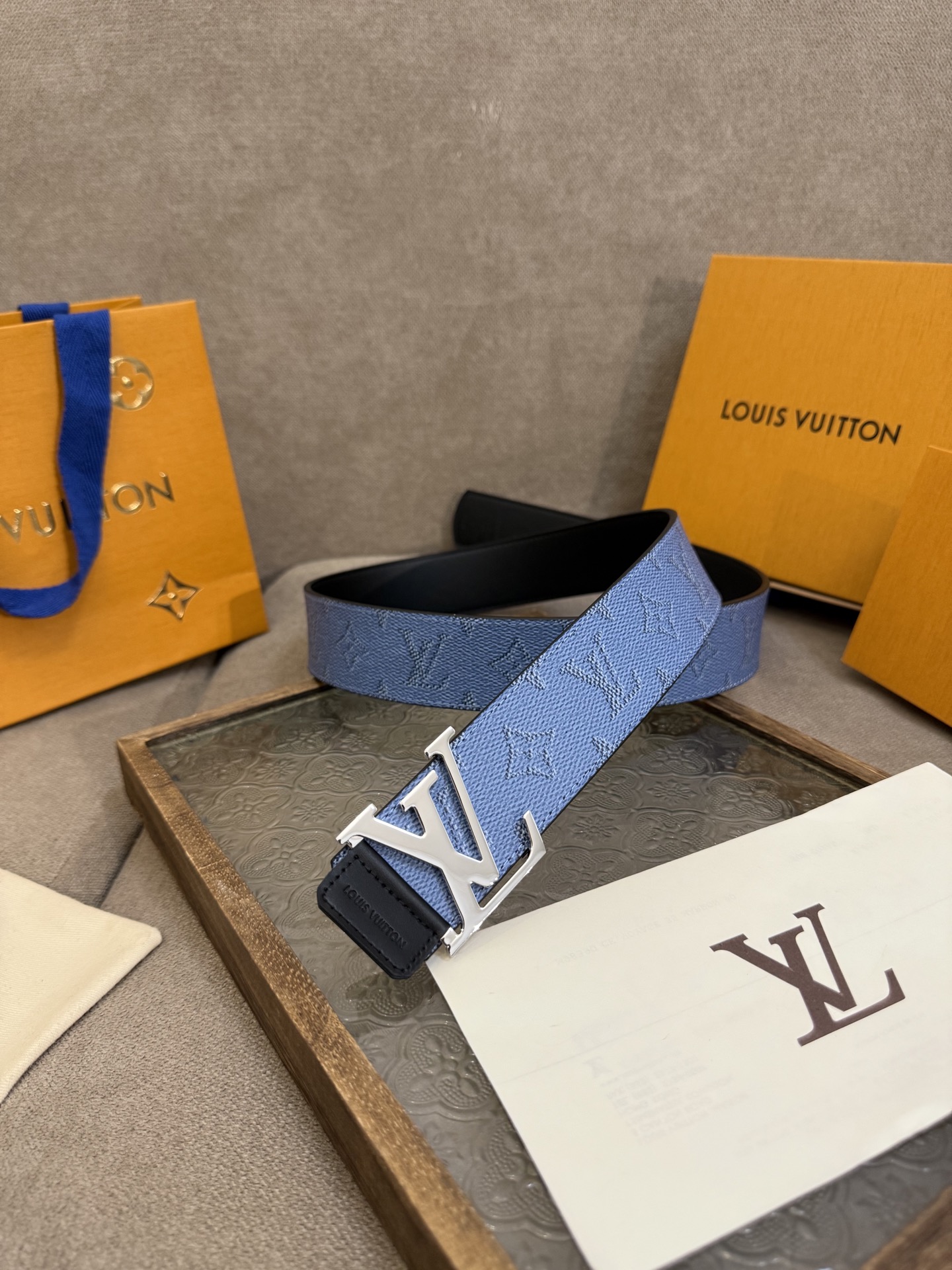 LV Dimension 4.0双面腰带将经典格调引入新颖尺幅设计。皮革压印 LV 字母和 Monogr