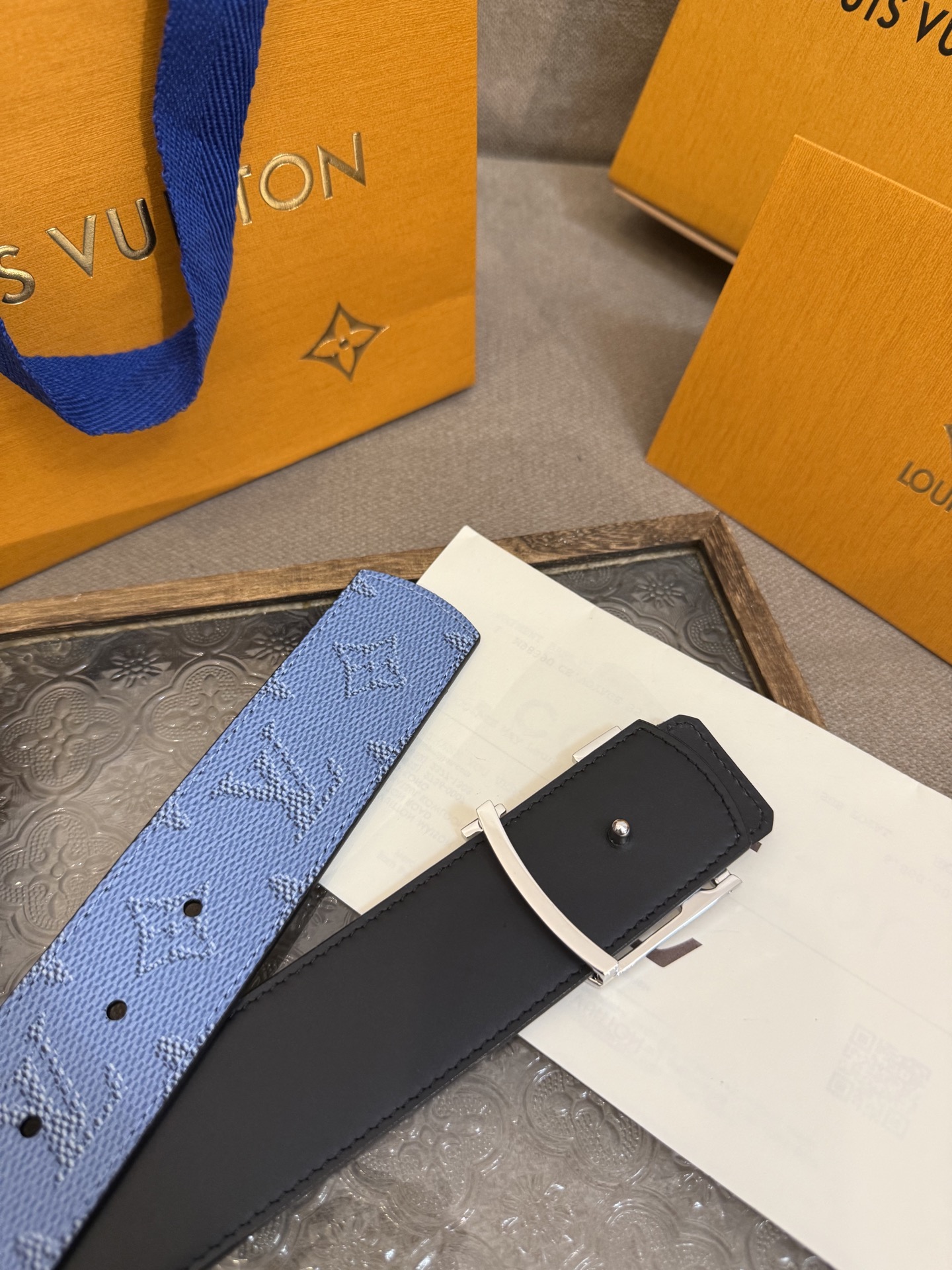 LV Dimension 4.0双面腰带将经典格调引入新颖尺幅设计。皮革压印 LV 字母和 Monogr
