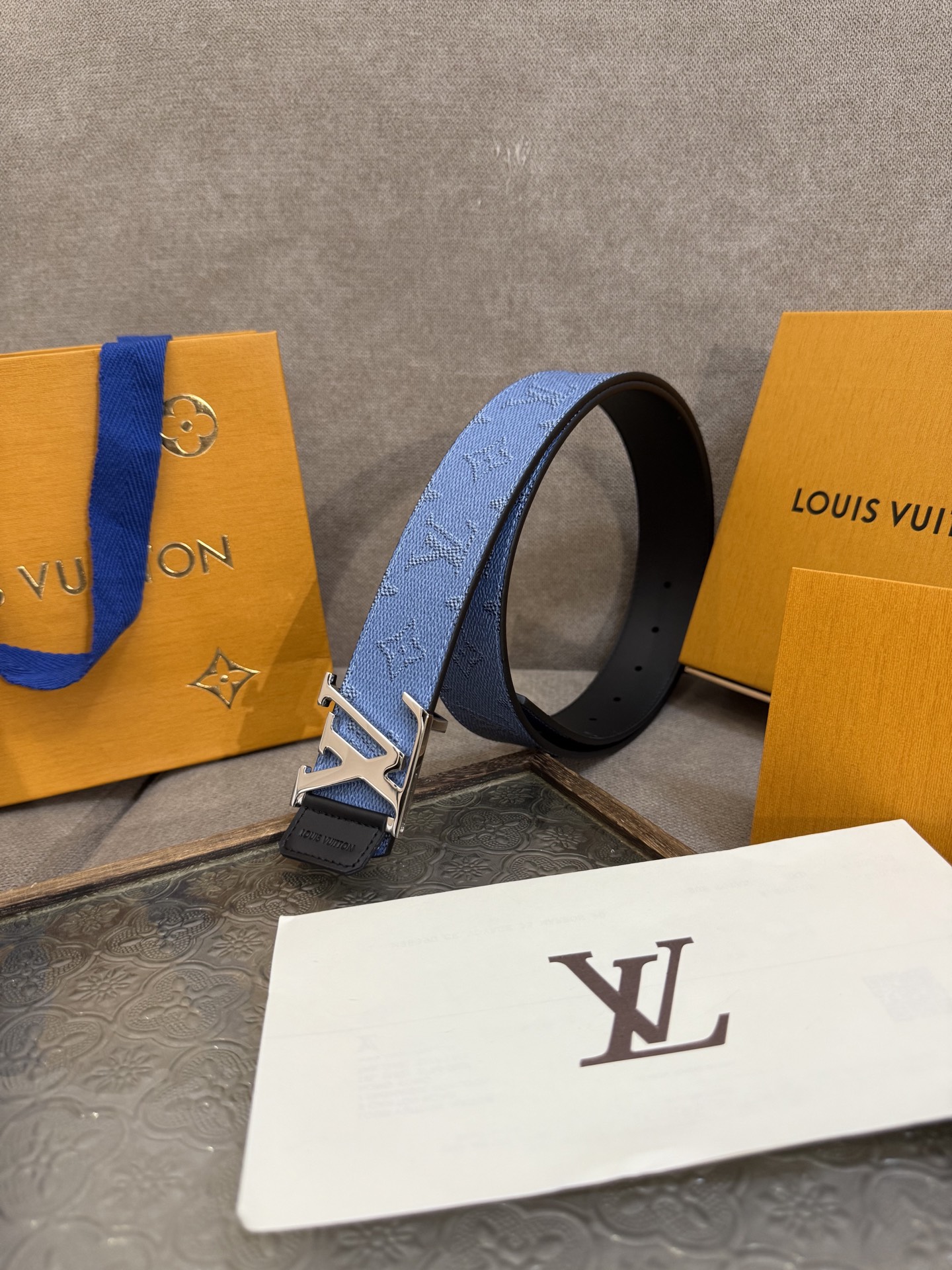 LV Dimension 4.0双面腰带将经典格调引入新颖尺幅设计。皮革压印 LV 字母和 Monogr
