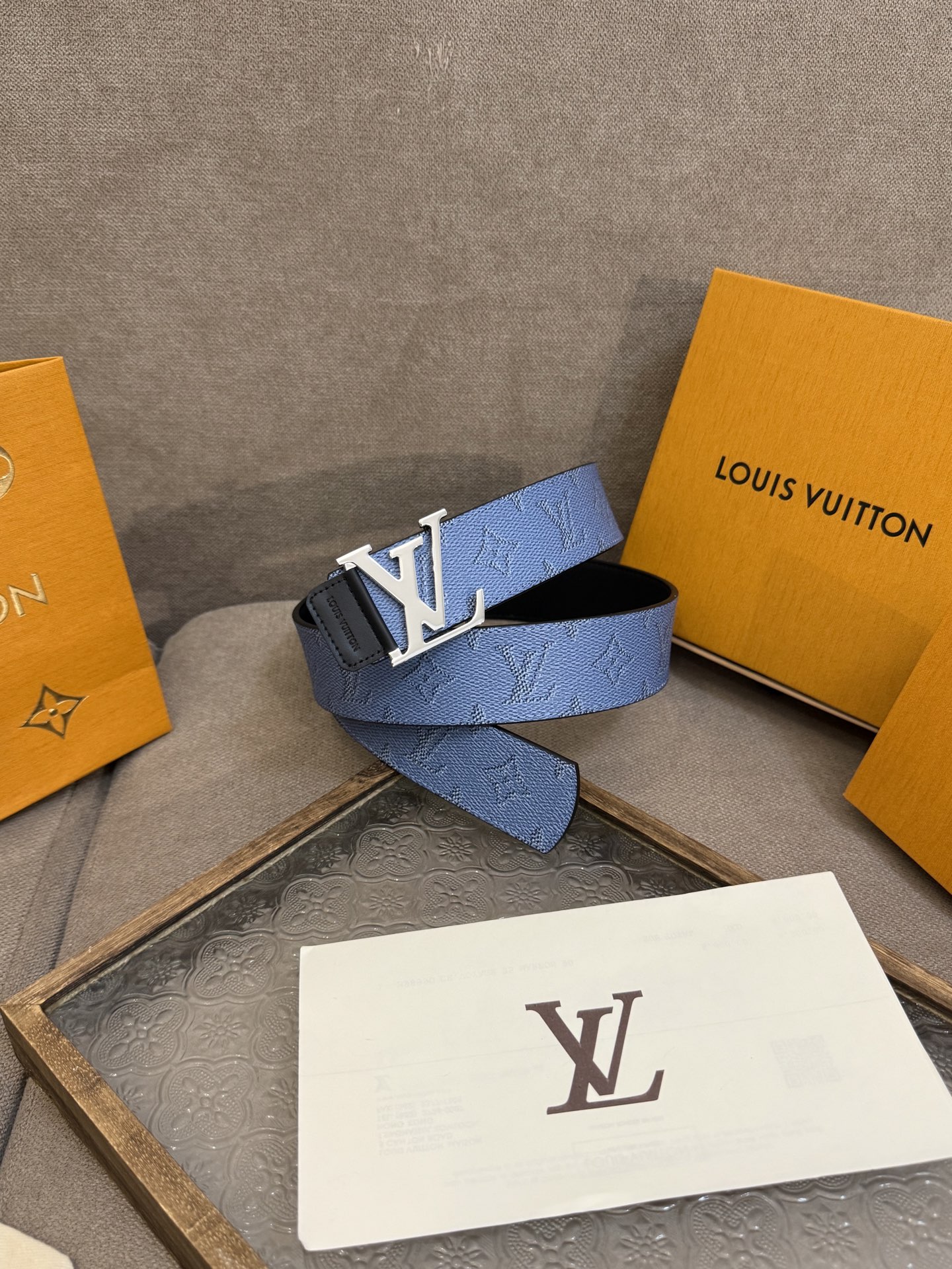 LV Dimension 4.0双面腰带将经典格调引入新颖尺幅设计。皮革压印 LV 字母和 Monogr
