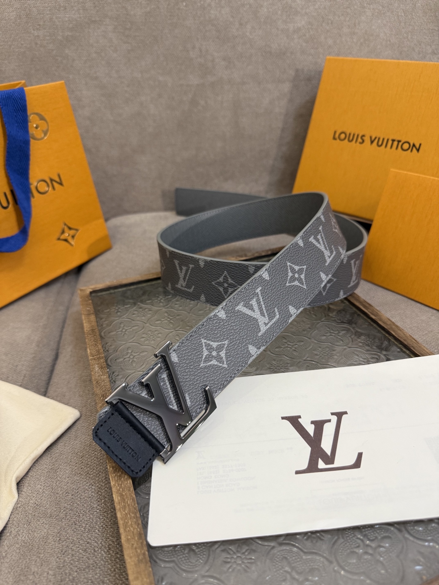 LV Dimension 4.0双面腰带将经典格调引入新颖尺幅设计。皮革压印 LV 字母和 Monogr