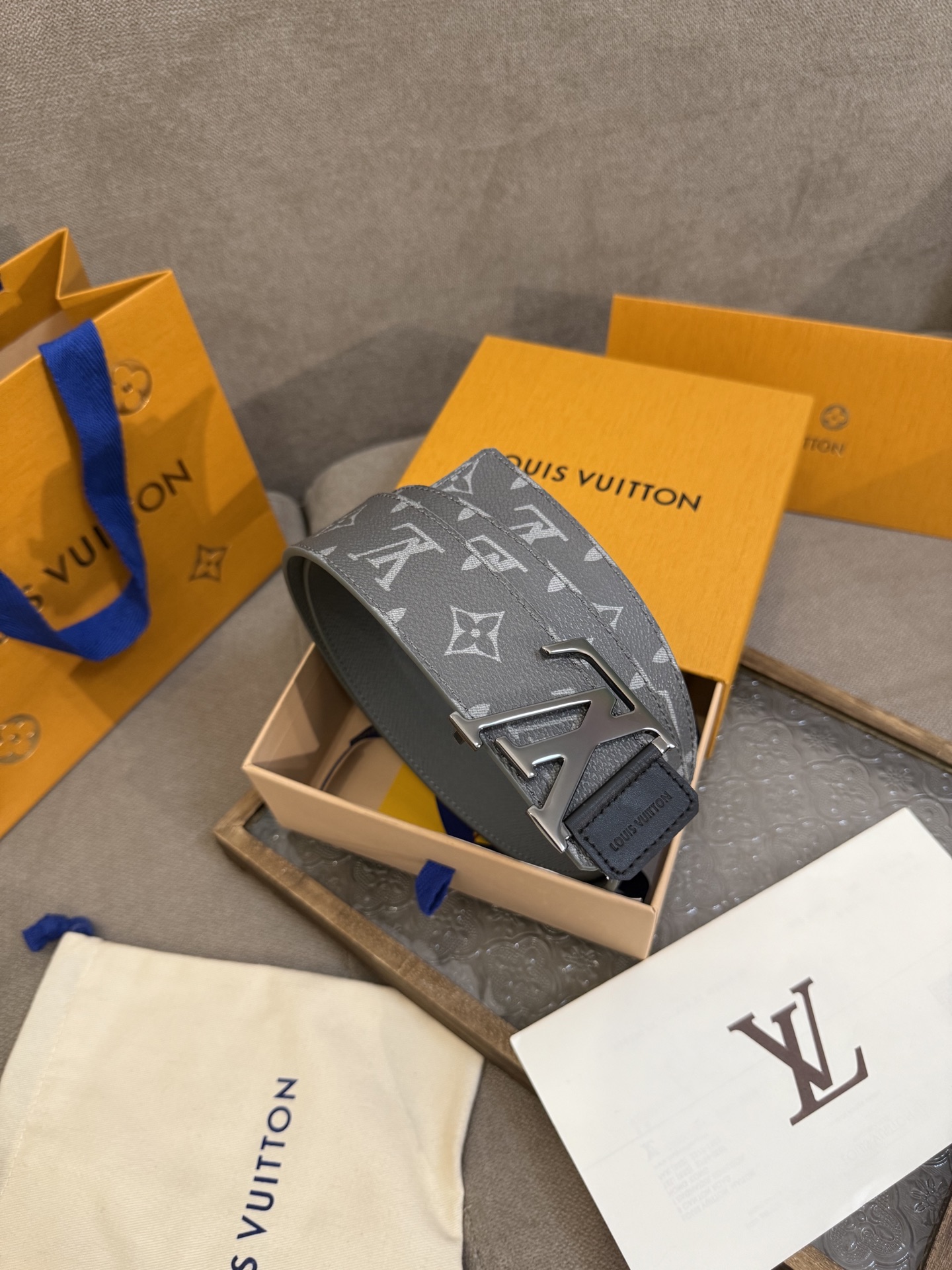 LV Dimension 4.0双面腰带将经典格调引入新颖尺幅设计。皮革压印 LV 字母和 Monogr