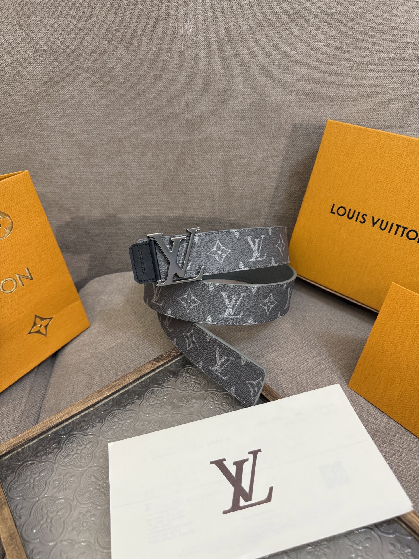 LV Dimension 4.0双面腰带将经典格调引入新颖尺幅设计。皮革压印 LV 字母和 Monogr