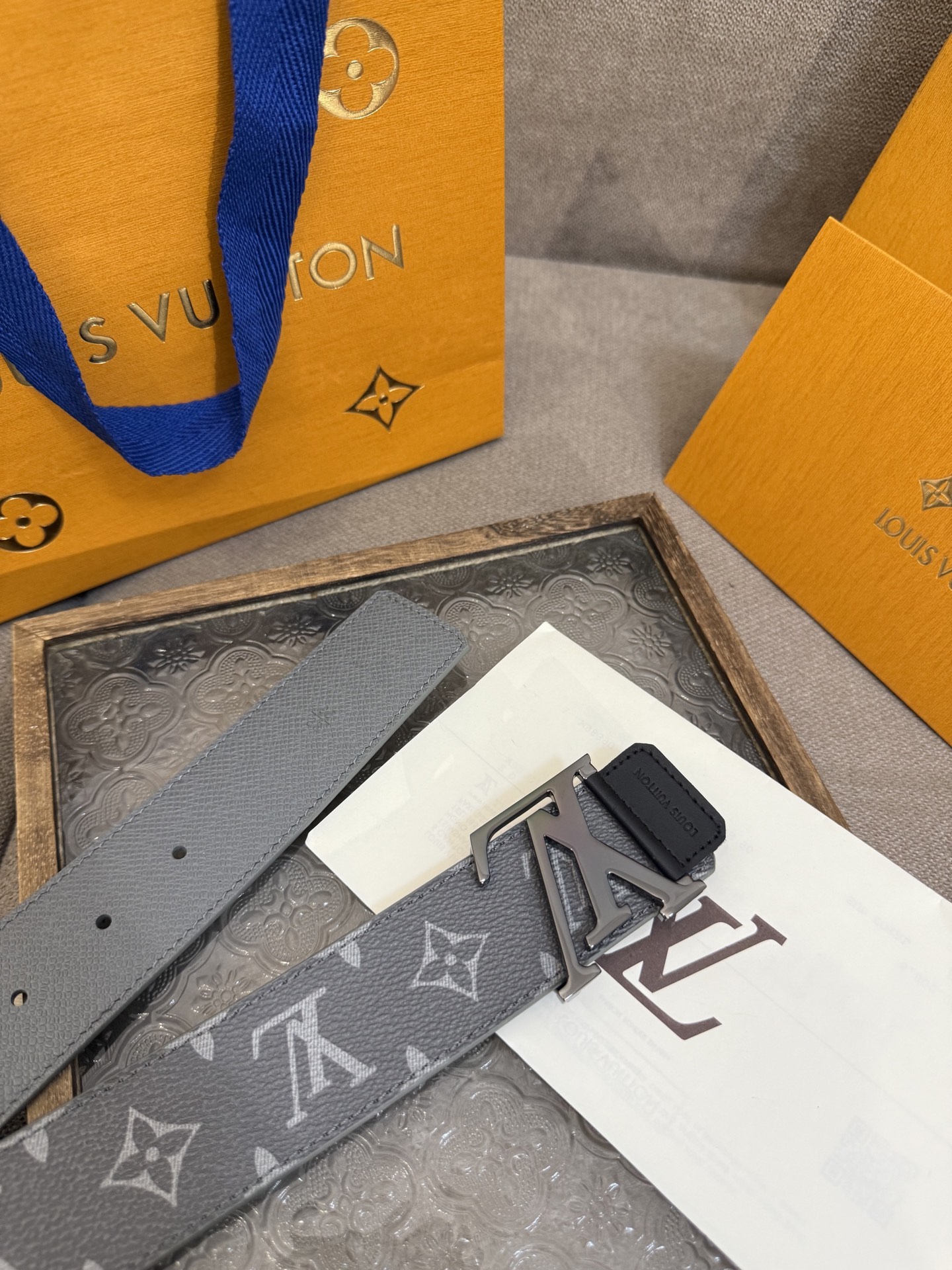 LV Dimension 4.0双面腰带将经典格调引入新颖尺幅设计。皮革压印 LV 字母和 Monogr