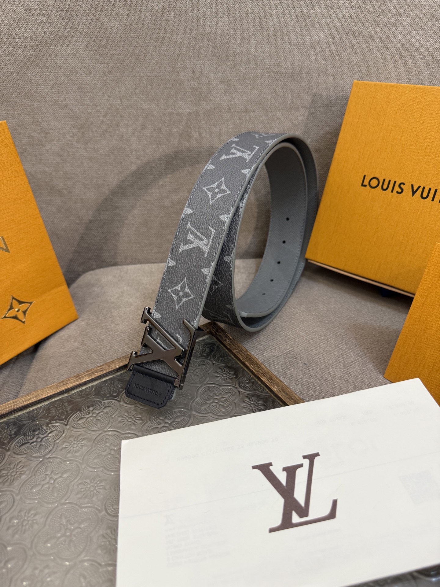 LV Dimension 4.0双面腰带将经典格调引入新颖尺幅设计。皮革压印 LV 字母和 Monogr