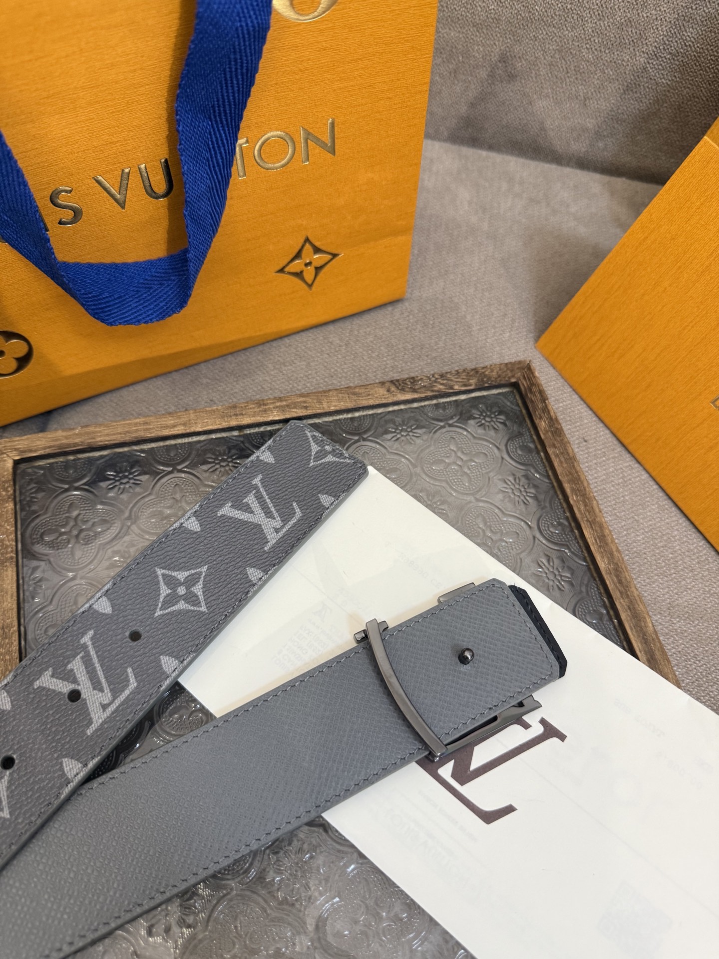 LV Dimension 4.0双面腰带将经典格调引入新颖尺幅设计。皮革压印 LV 字母和 Monogr
