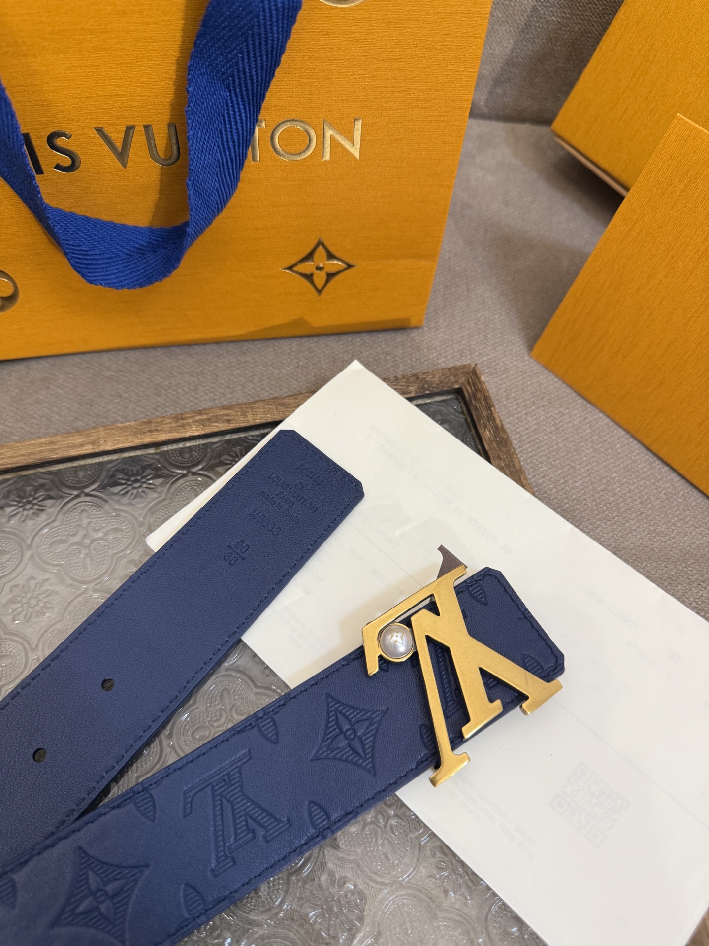 LV Shadow 腰带拥有 Monogram Shadow 皮革的经典风尚和素面皮革的内敛格调，再为 