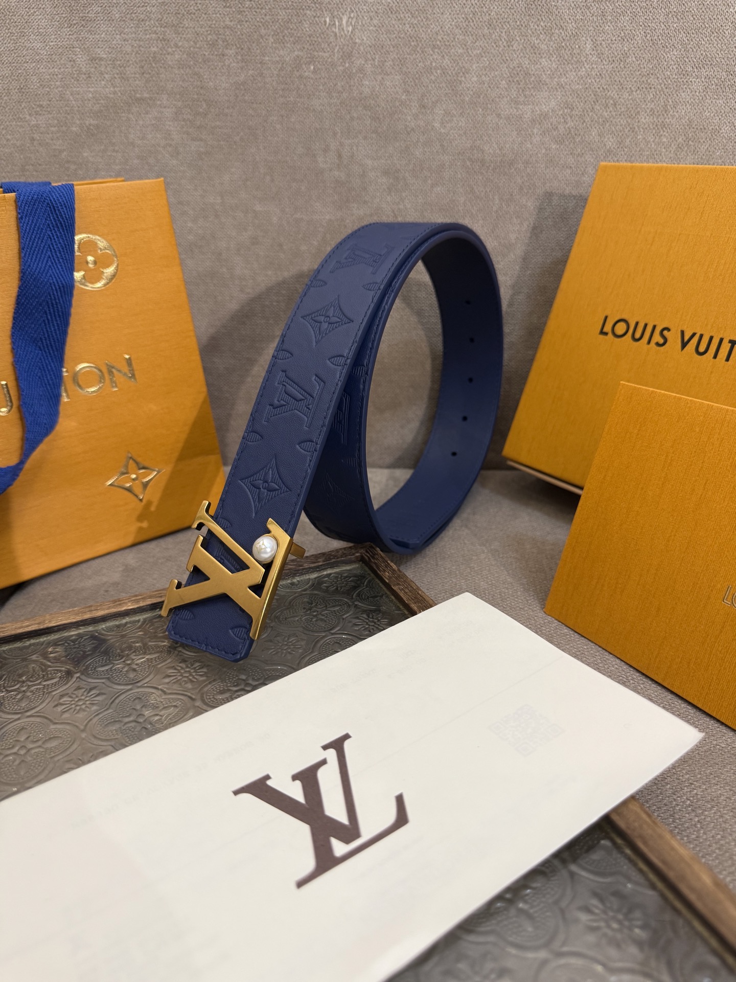 LV Shadow 腰带拥有 Monogram Shadow 皮革的经典风尚和素面皮革的内敛格调，再为 