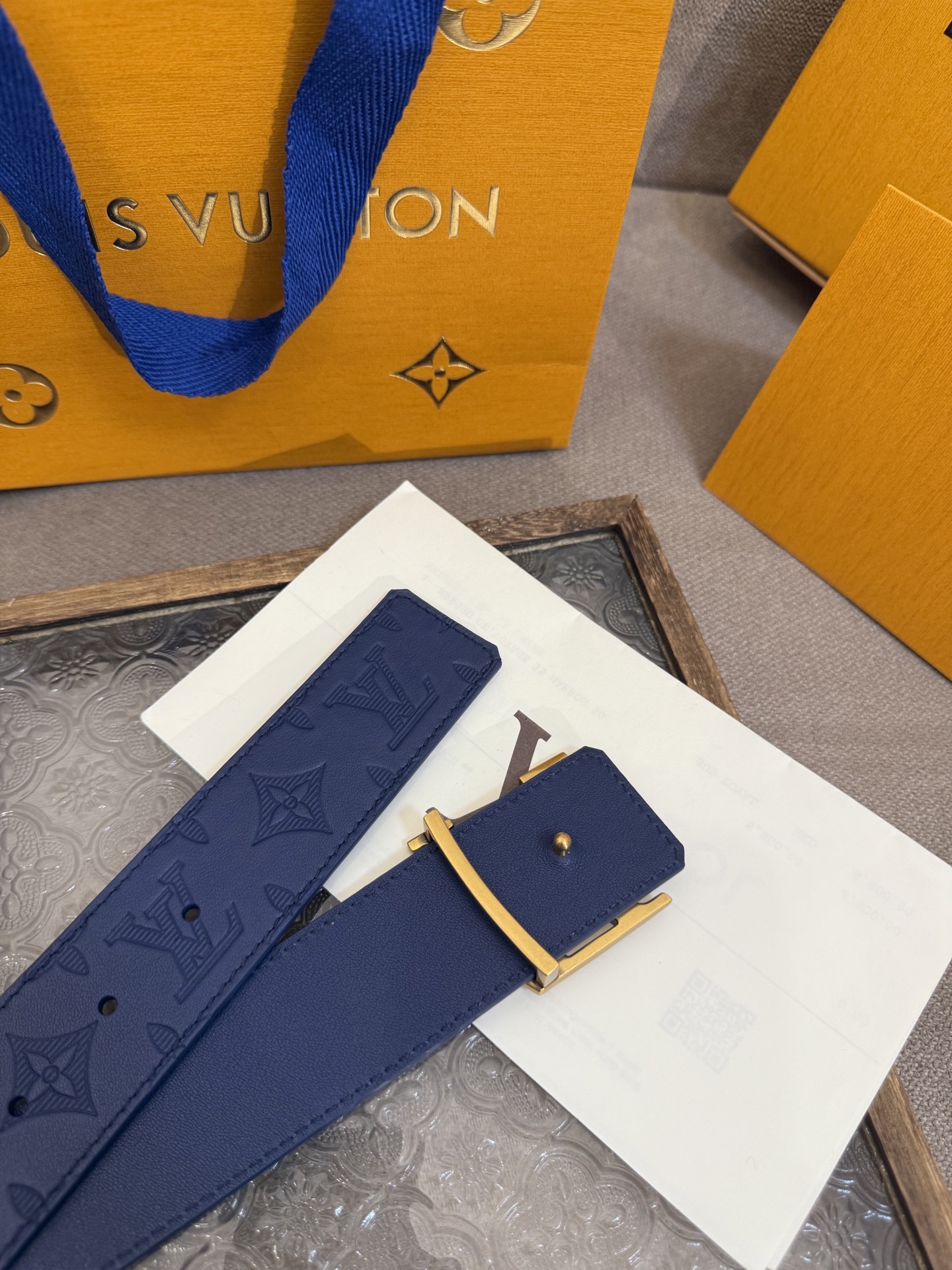 LV Shadow 腰带拥有 Monogram Shadow 皮革的经典风尚和素面皮革的内敛格调，再为 