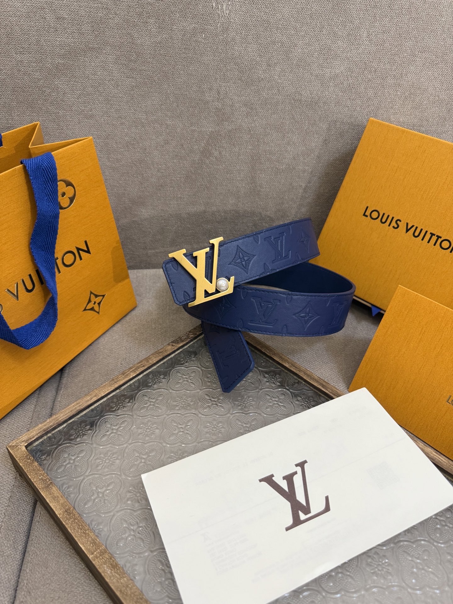 LV Shadow 腰带拥有 Monogram Shadow 皮革的经典风尚和素面皮革的内敛格调，再为 