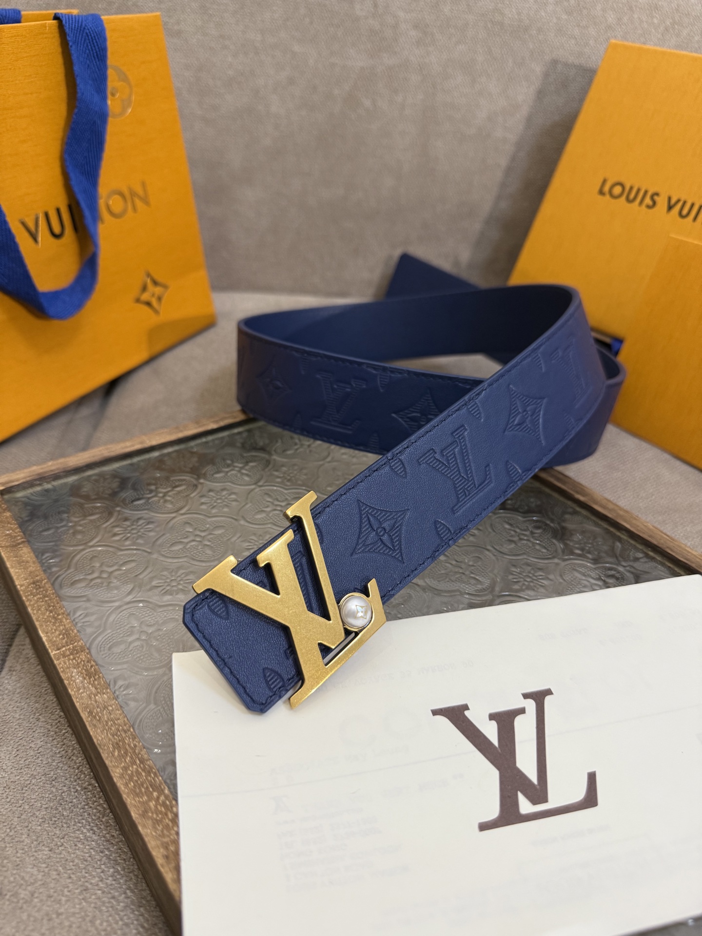 LV Shadow 腰带拥有 Monogram Shadow 皮革的经典风尚和素面皮革的内敛格调，再为 