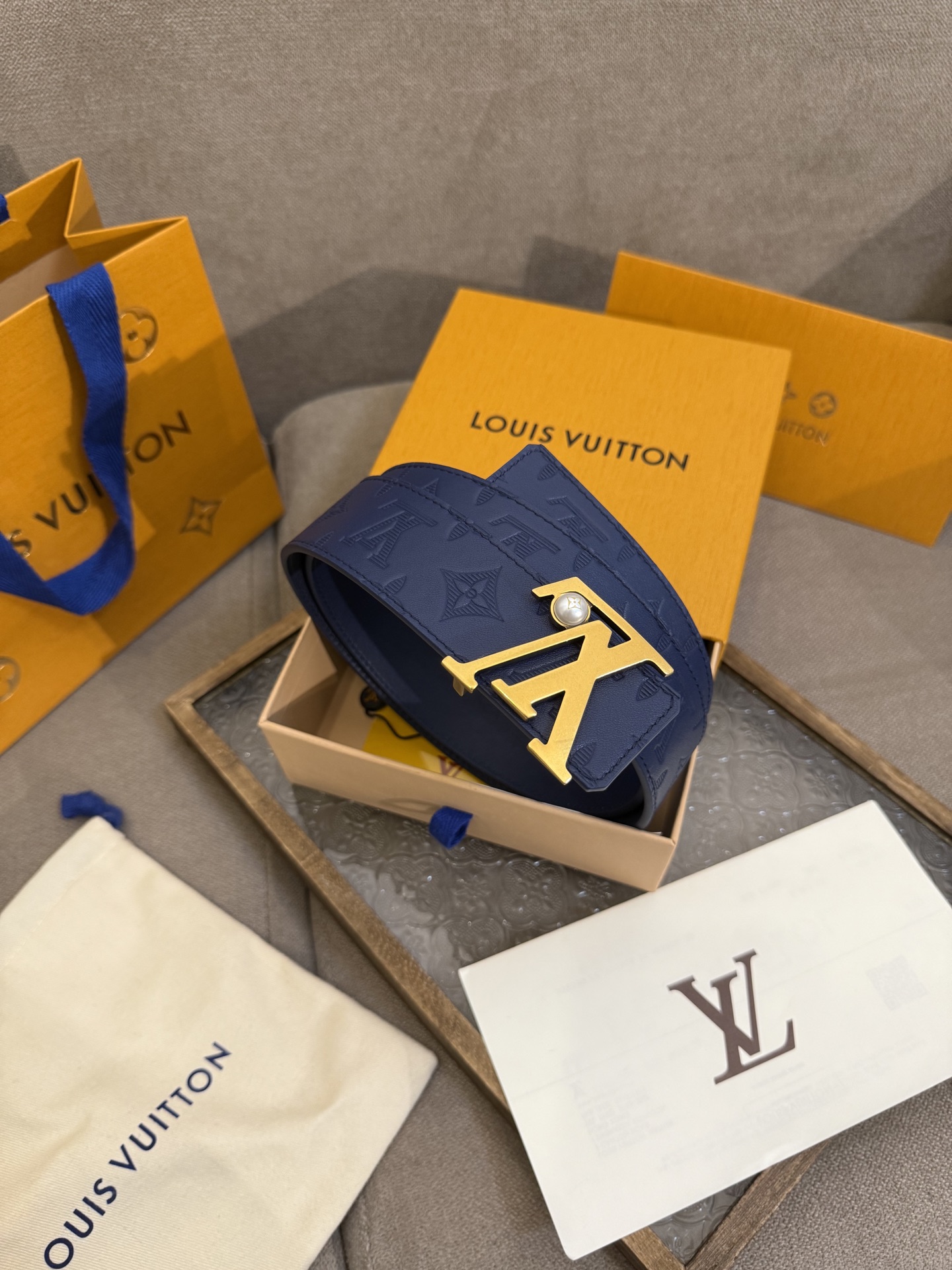 LV Shadow 腰带拥有 Monogram Shadow 皮革的经典风尚和素面皮革的内敛格调，再为 