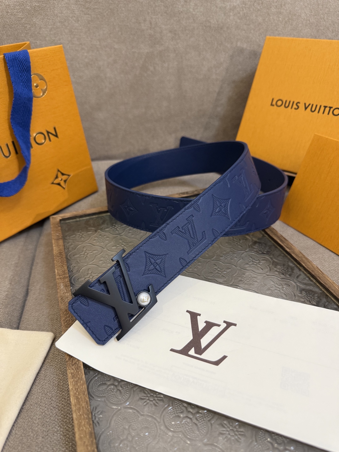 LV Shadow 腰带拥有 Monogram Shadow 皮革的经典风尚和素面皮革的内敛格调，再为 