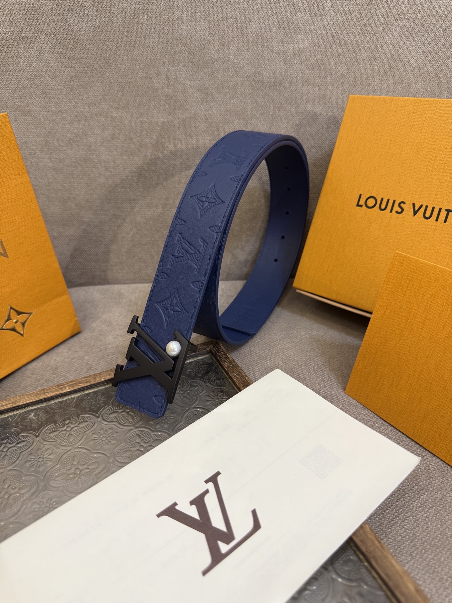 LV Shadow 腰带拥有 Monogram Shadow 皮革的经典风尚和素面皮革的内敛格调，再为 