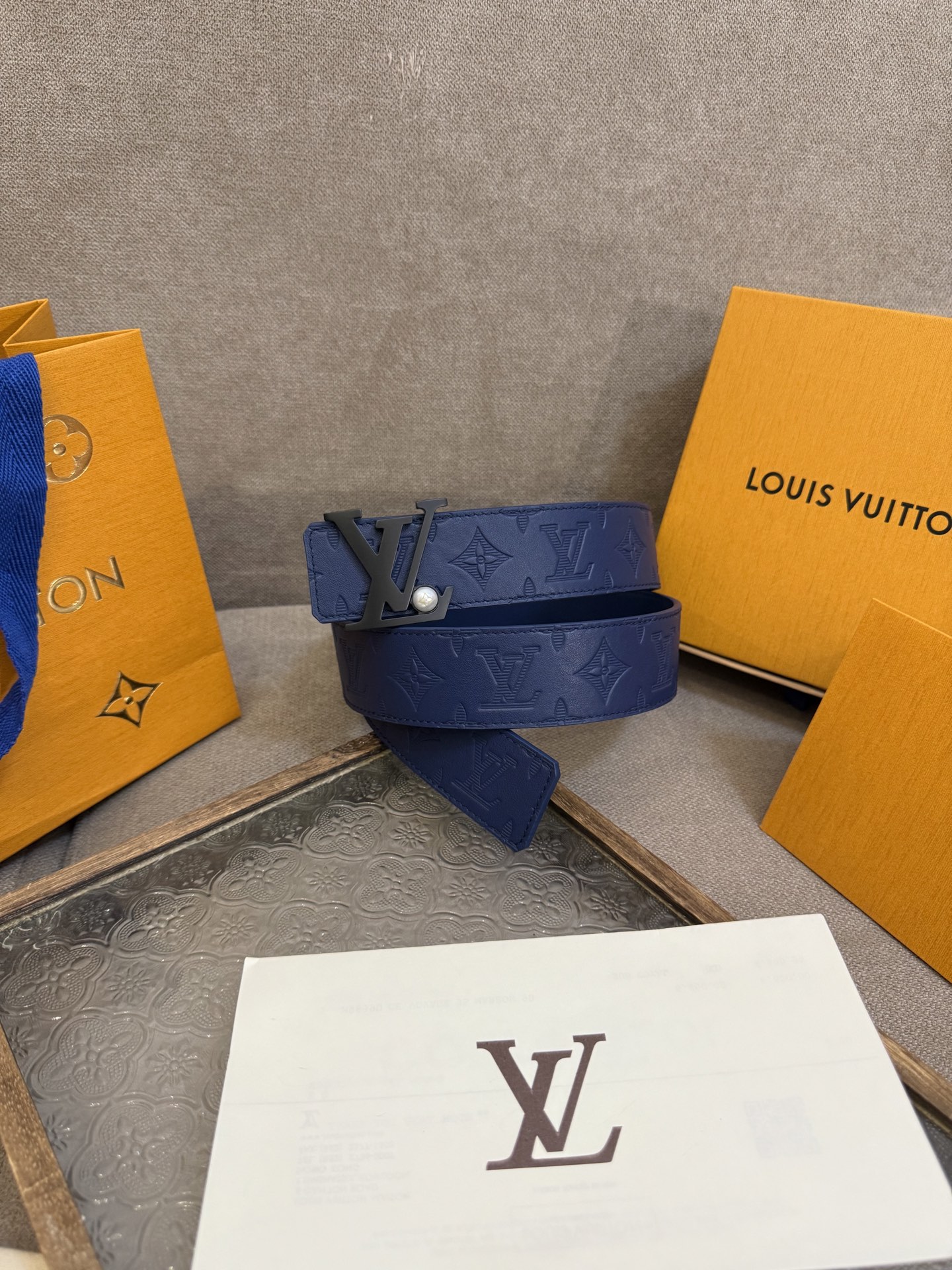 LV Shadow 腰带拥有 Monogram Shadow 皮革的经典风尚和素面皮革的内敛格调，再为 