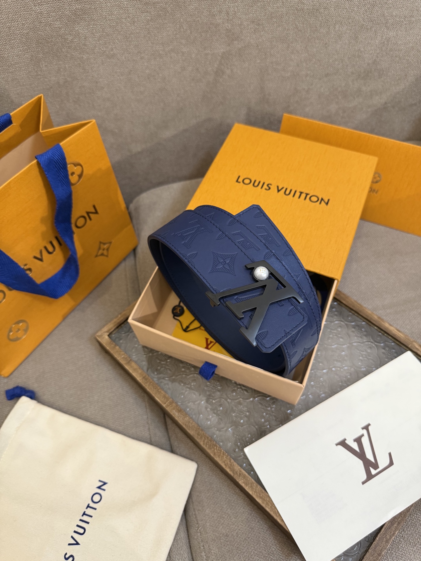 LV Shadow 腰带拥有 Monogram Shadow 皮革的经典风尚和素面皮革的内敛格调，再为 