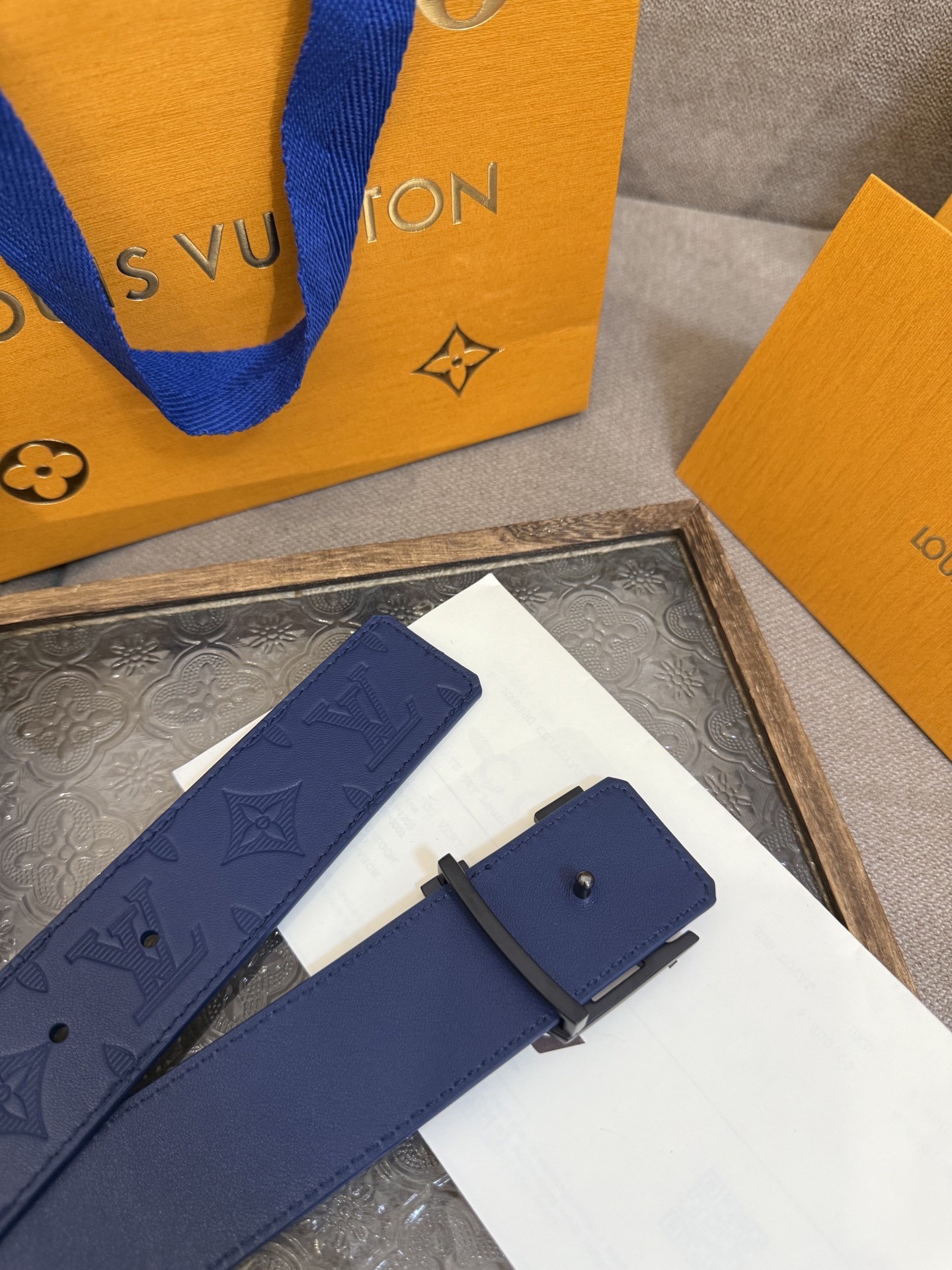 LV Shadow 腰带拥有 Monogram Shadow 皮革的经典风尚和素面皮革的内敛格调，再为 