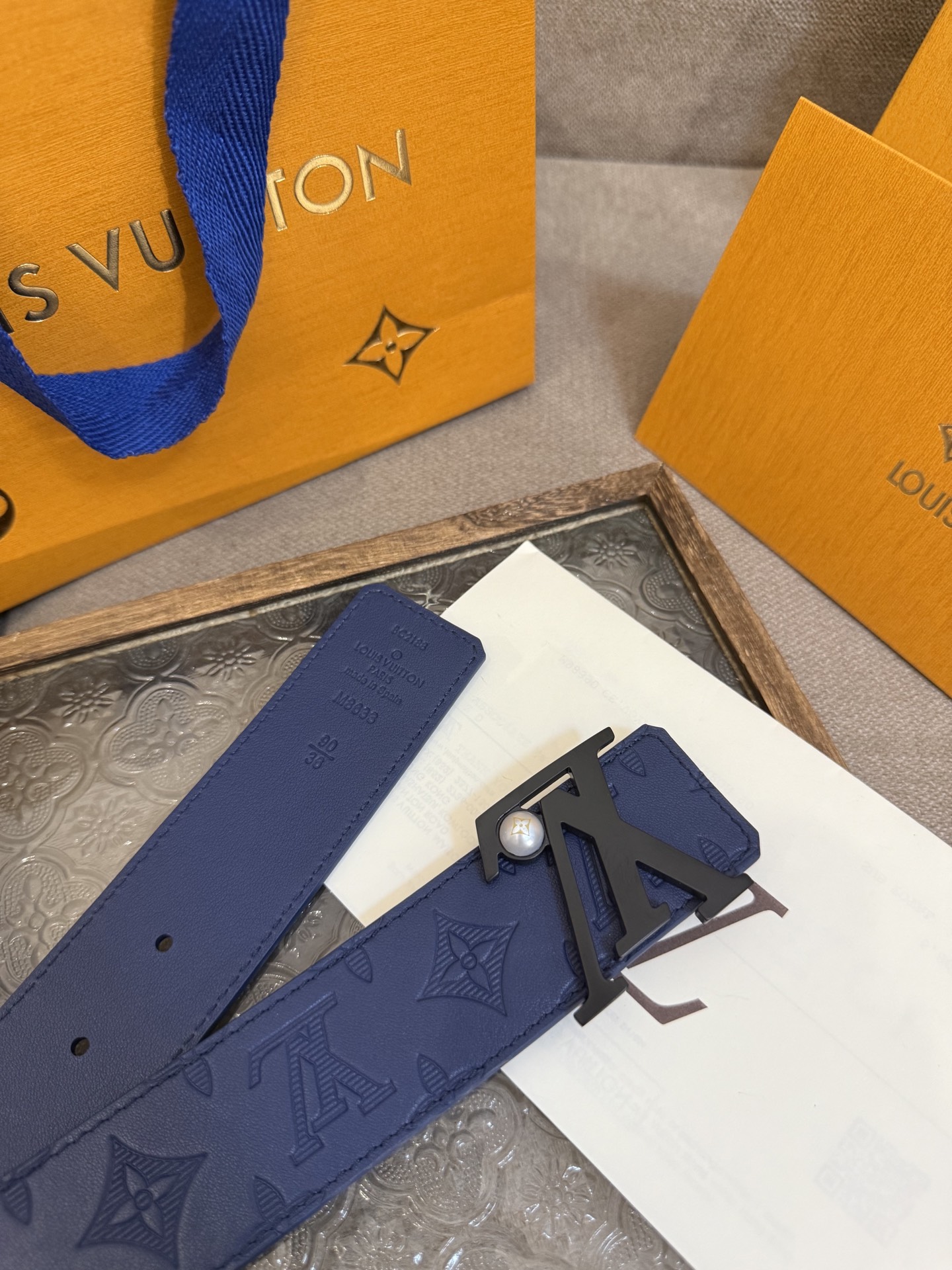LV Shadow 腰带拥有 Monogram Shadow 皮革的经典风尚和素面皮革的内敛格调，再为 