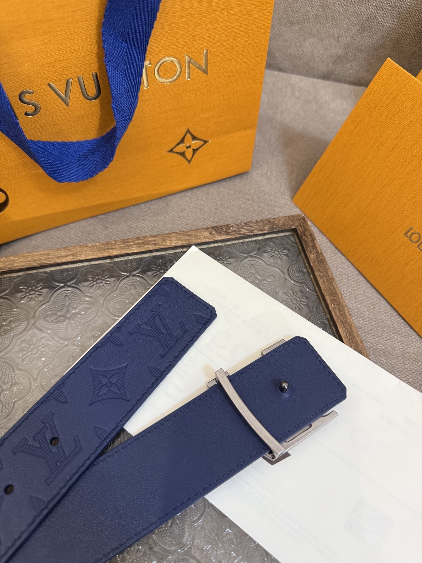 LV Shadow 腰带拥有 Monogram Shadow 皮革的经典风尚和素面皮革的内敛格调，再为 