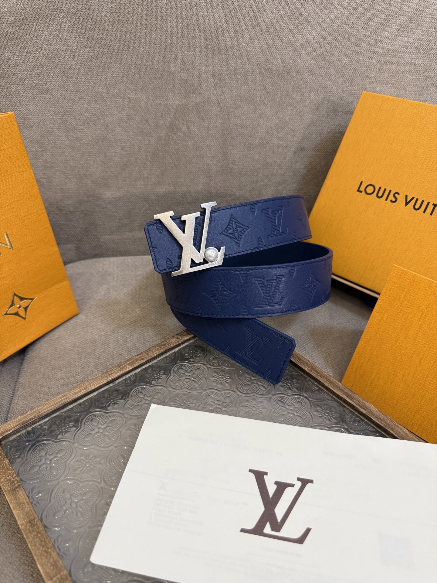 LV Shadow 腰带拥有 Monogram Shadow 皮革的经典风尚和素面皮革的内敛格调，再为 