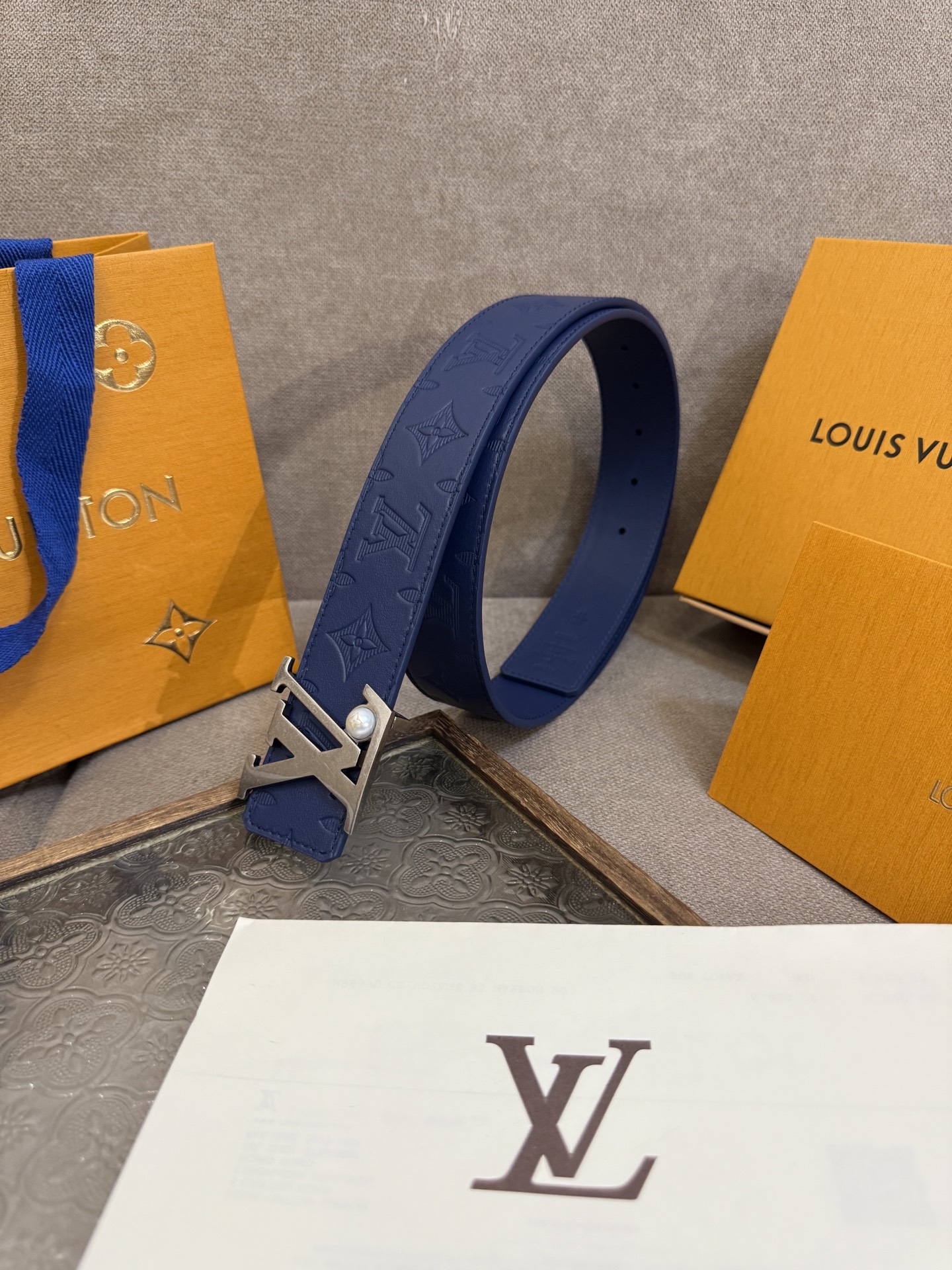 LV Shadow 腰带拥有 Monogram Shadow 皮革的经典风尚和素面皮革的内敛格调，再为 