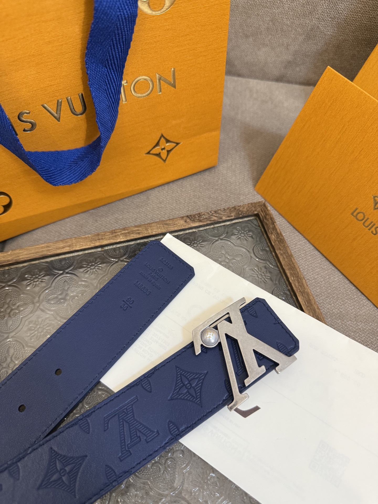 LV Shadow 腰带拥有 Monogram Shadow 皮革的经典风尚和素面皮革的内敛格调，再为 