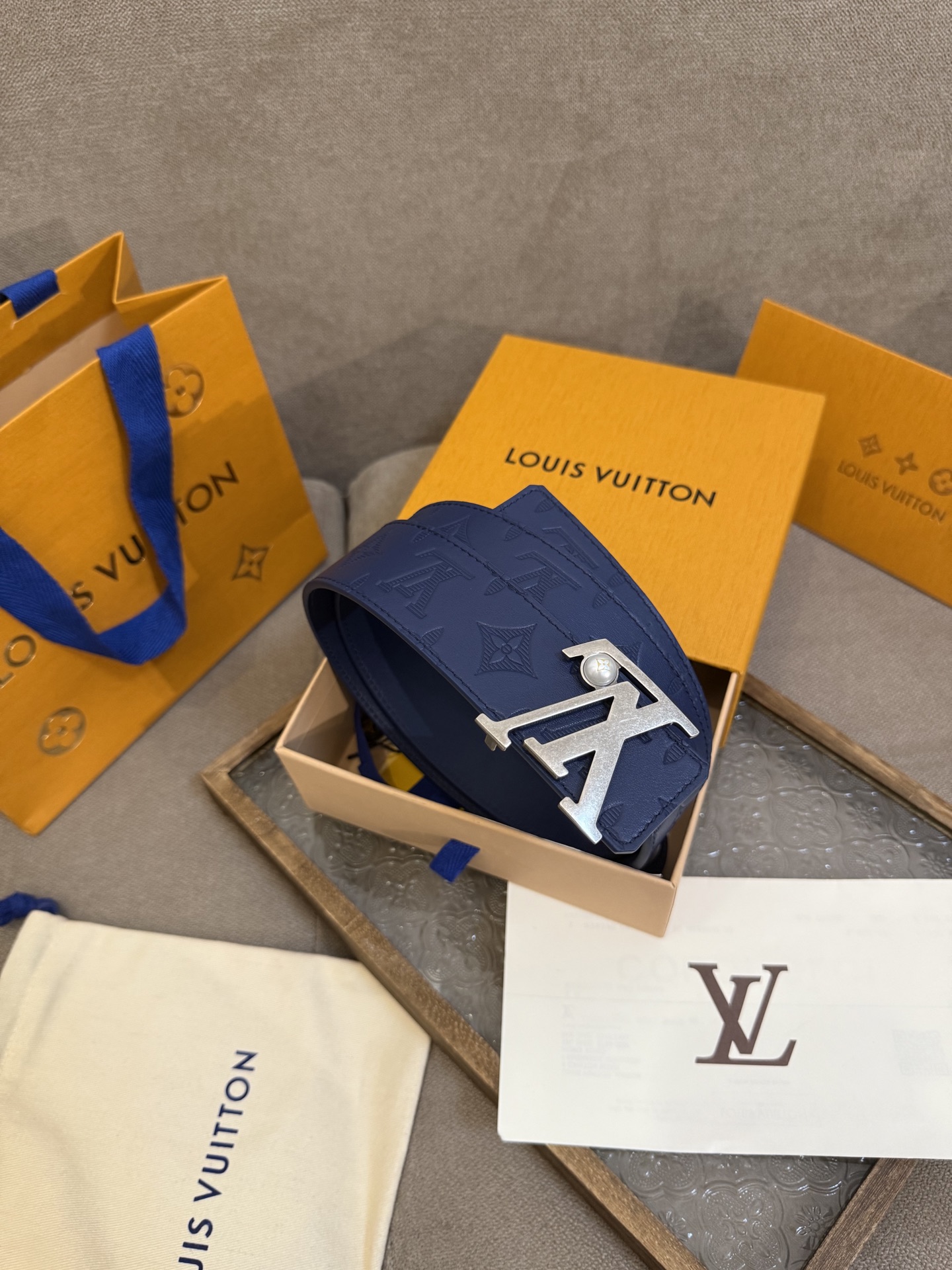LV Shadow 腰带拥有 Monogram Shadow 皮革的经典风尚和素面皮革的内敛格调，再为 