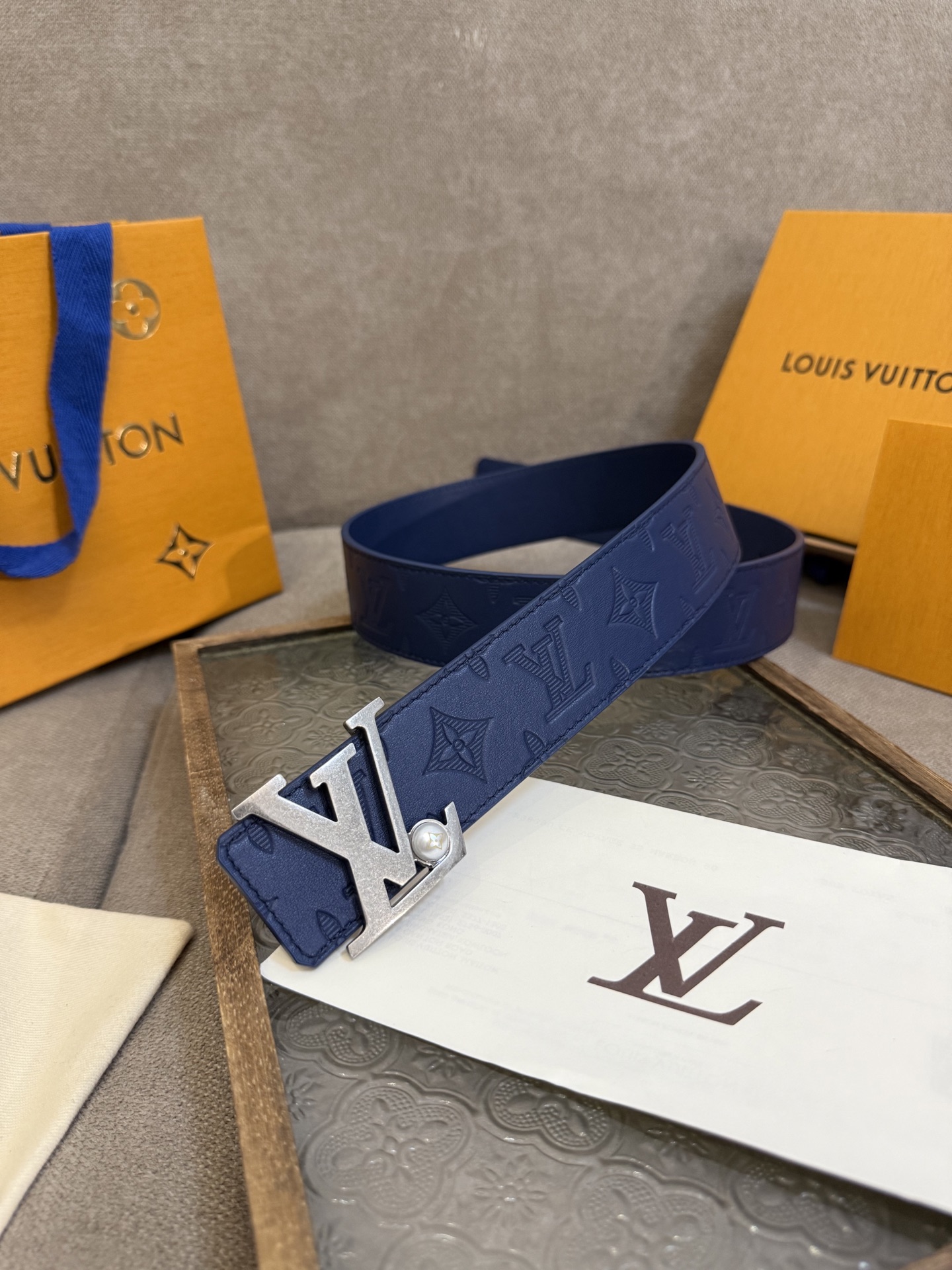 LV Shadow 腰带拥有 Monogram Shadow 皮革的经典风尚和素面皮革的内敛格调，再为 