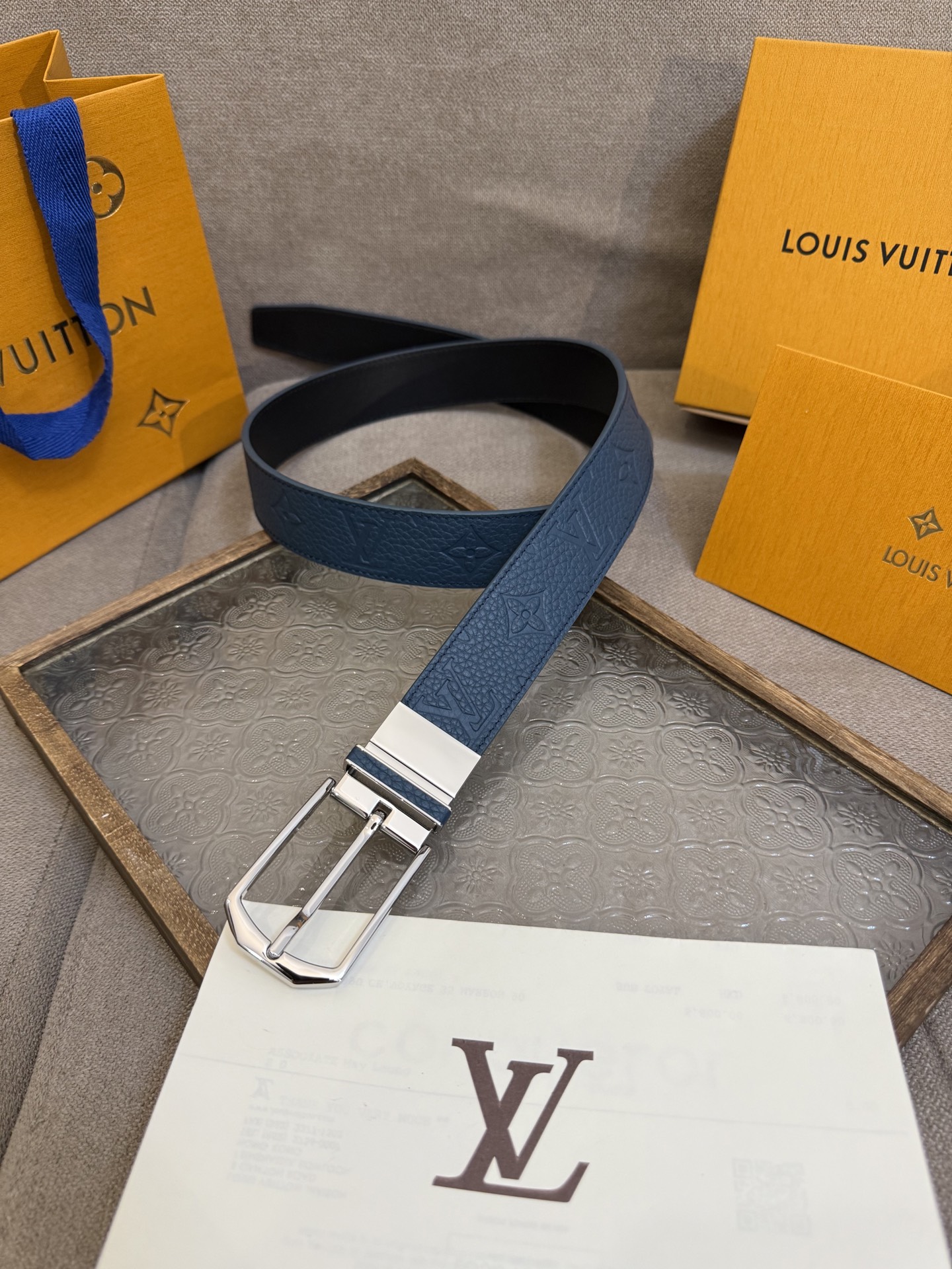  Lv 3.5腰带，Slender 可翻转皮带线条流畅，风格现代，具备无与伦比的多样性。采用深沉的蓝色皮