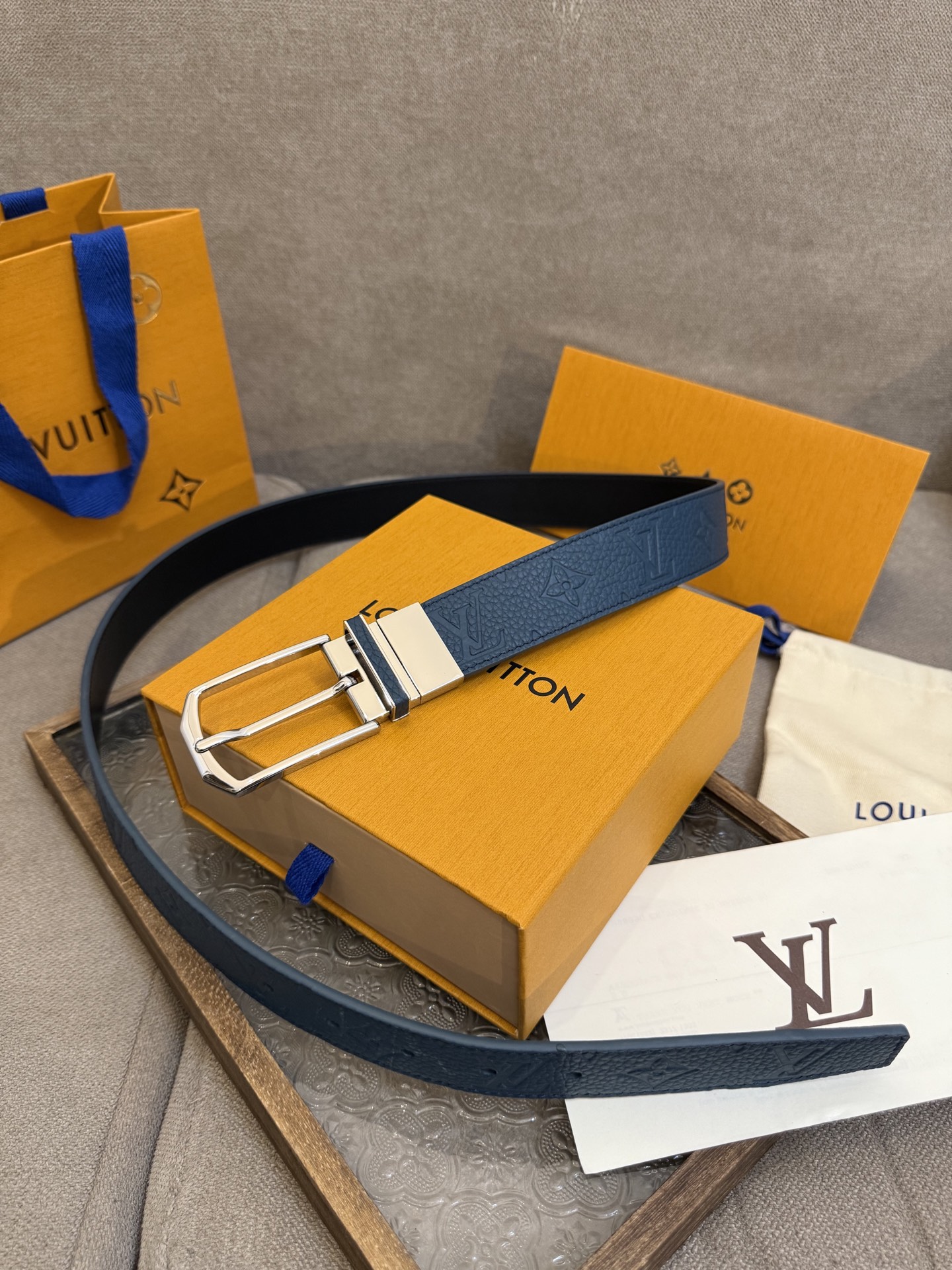  Lv 3.5腰带，Slender 可翻转皮带线条流畅，风格现代，具备无与伦比的多样性。采用深沉的蓝色皮