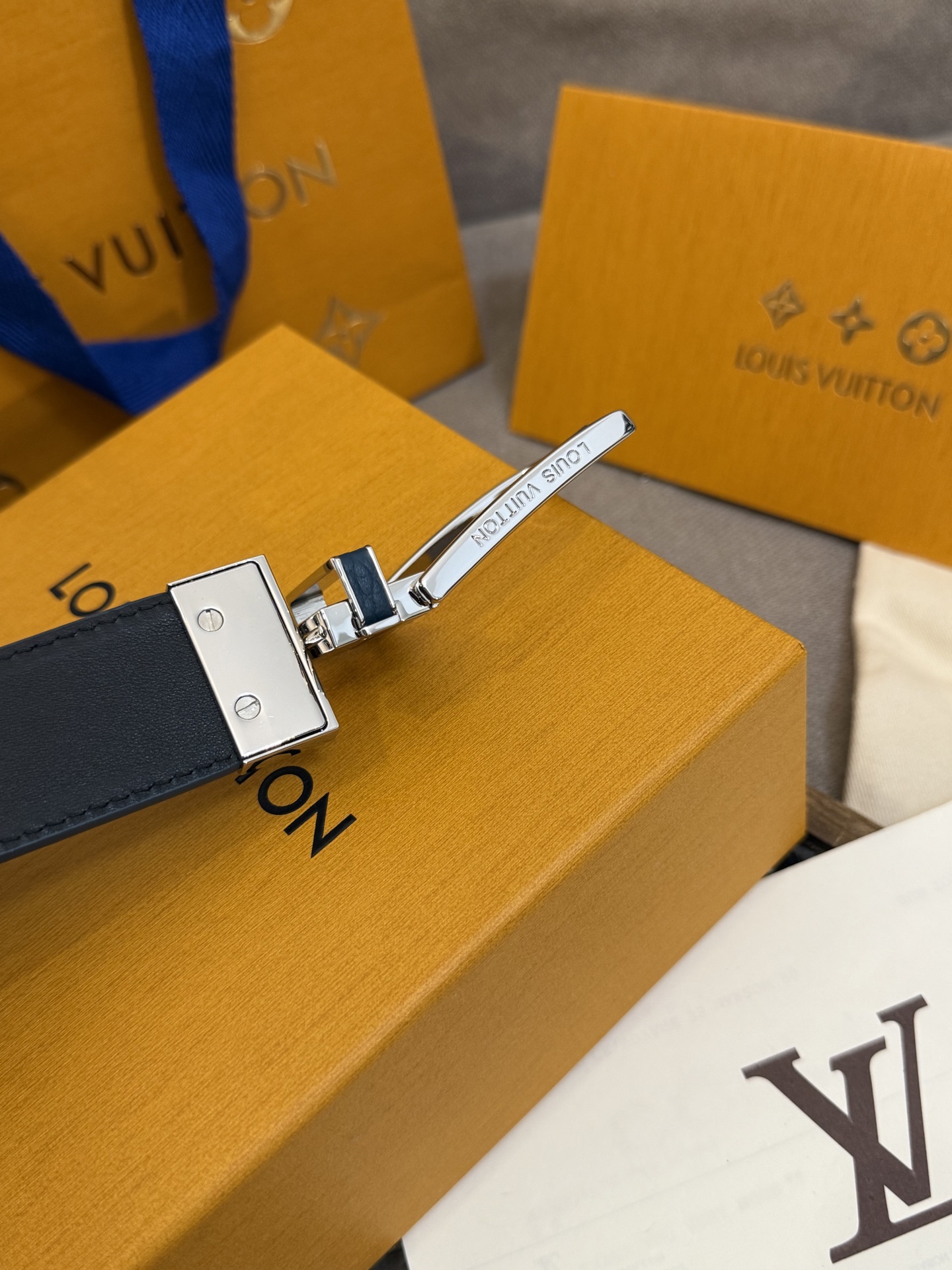  Lv 3.5腰带，Slender 可翻转皮带线条流畅，风格现代，具备无与伦比的多样性。采用深沉的蓝色皮