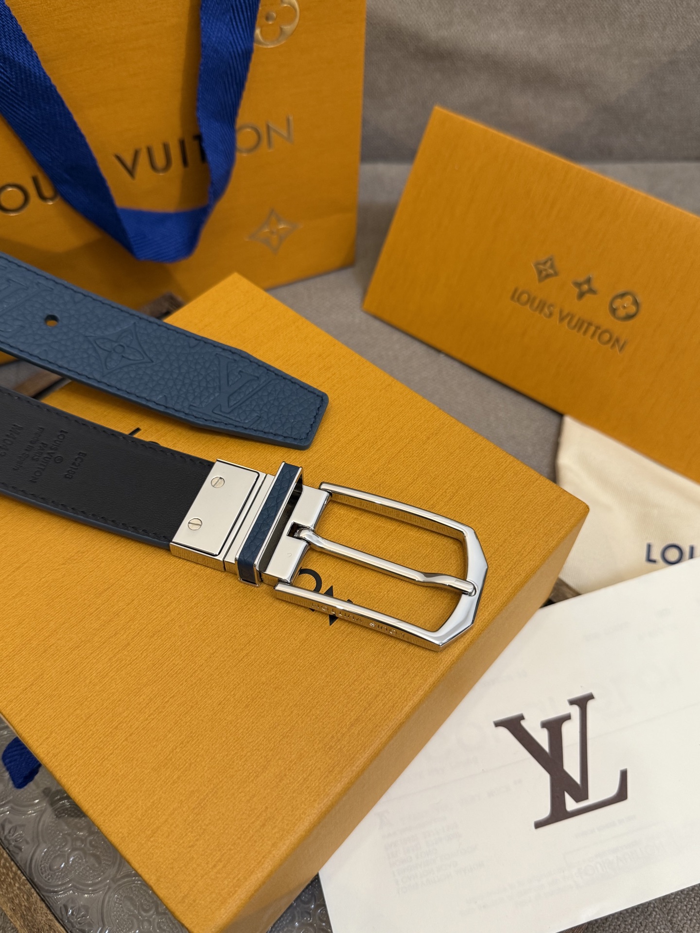  Lv 3.5腰带，Slender 可翻转皮带线条流畅，风格现代，具备无与伦比的多样性。采用深沉的蓝色皮
