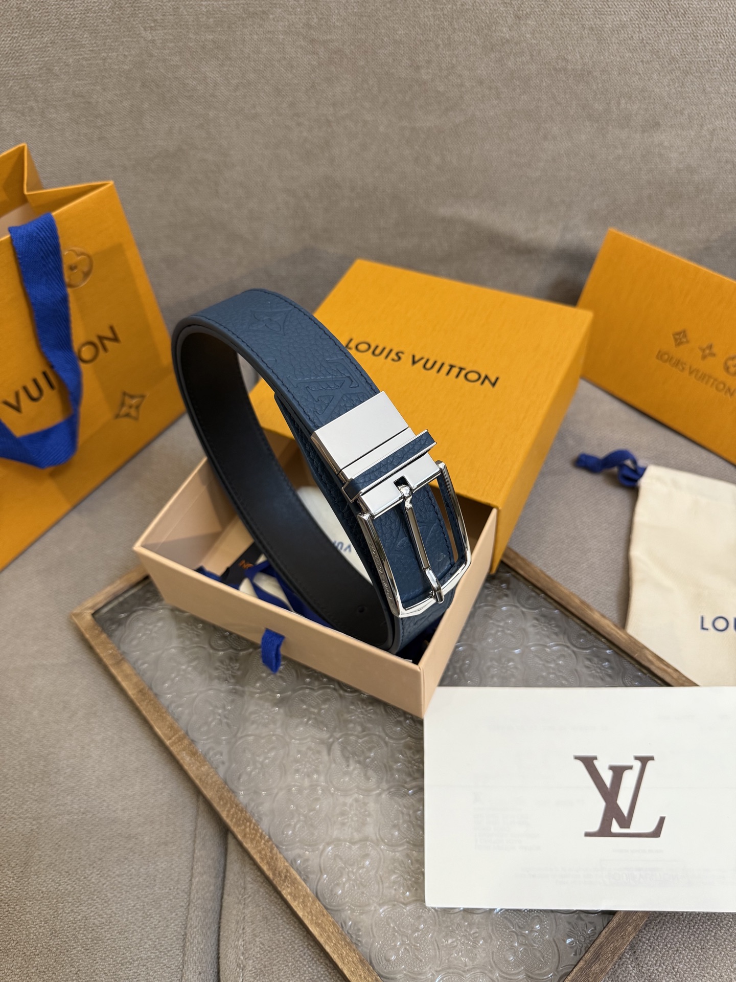  Lv 3.5腰带，Slender 可翻转皮带线条流畅，风格现代，具备无与伦比的多样性。采用深沉的蓝色皮