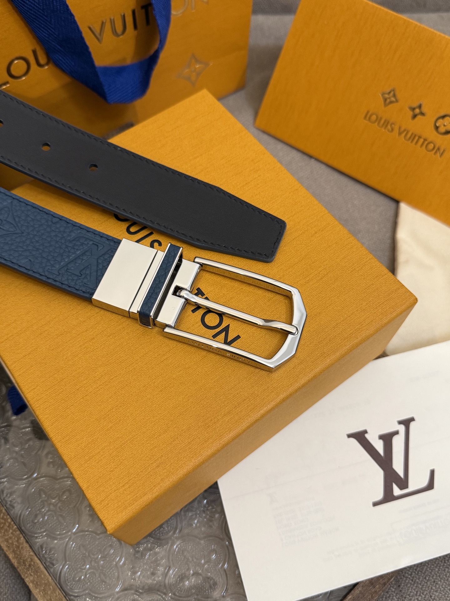  Lv 3.5腰带，Slender 可翻转皮带线条流畅，风格现代，具备无与伦比的多样性。采用深沉的蓝色皮