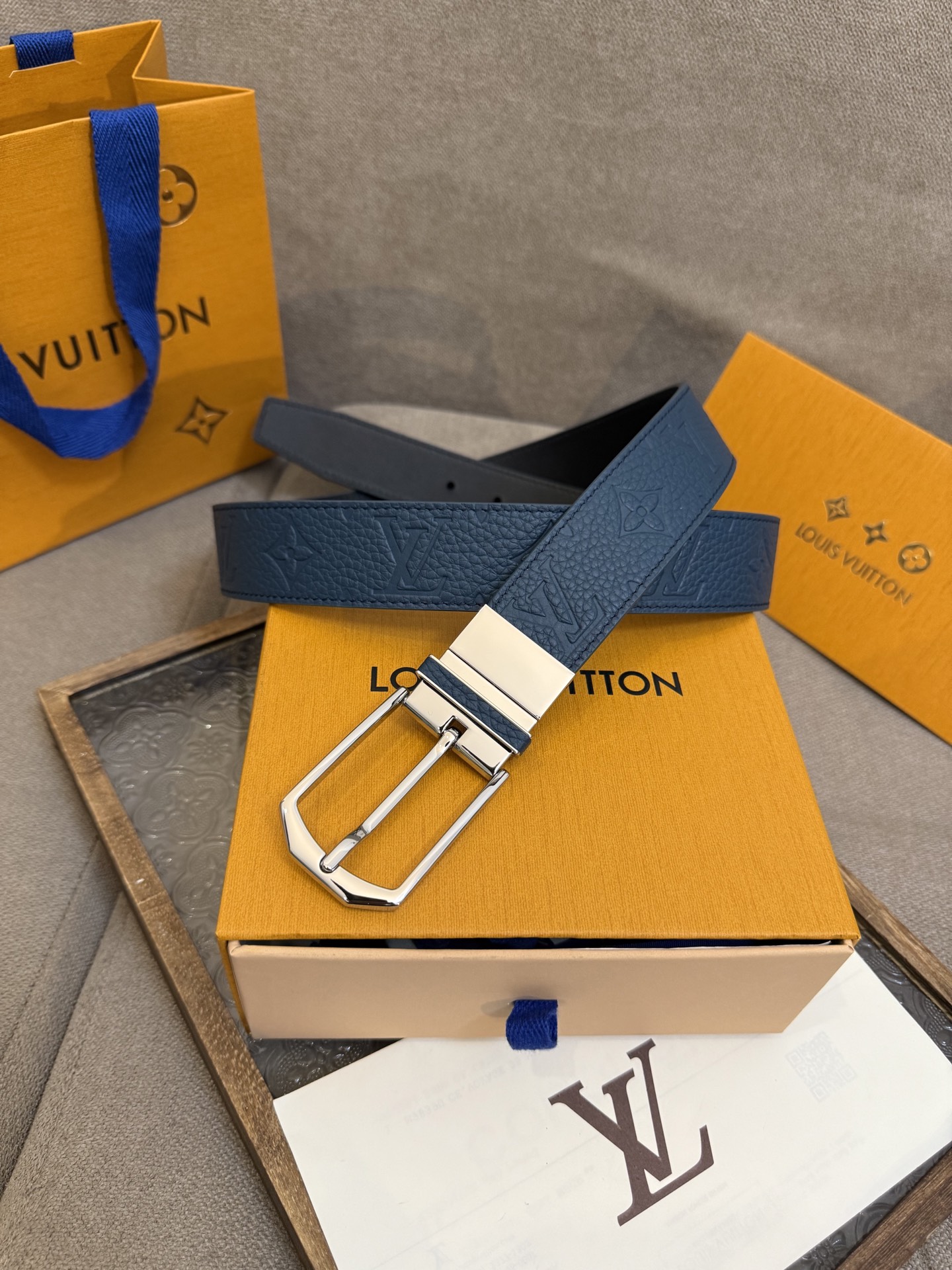 Lv 3.5腰带，Slender 可翻转皮带线条流畅，风格现代，具备无与伦比的多样性。采用深沉的蓝色皮
