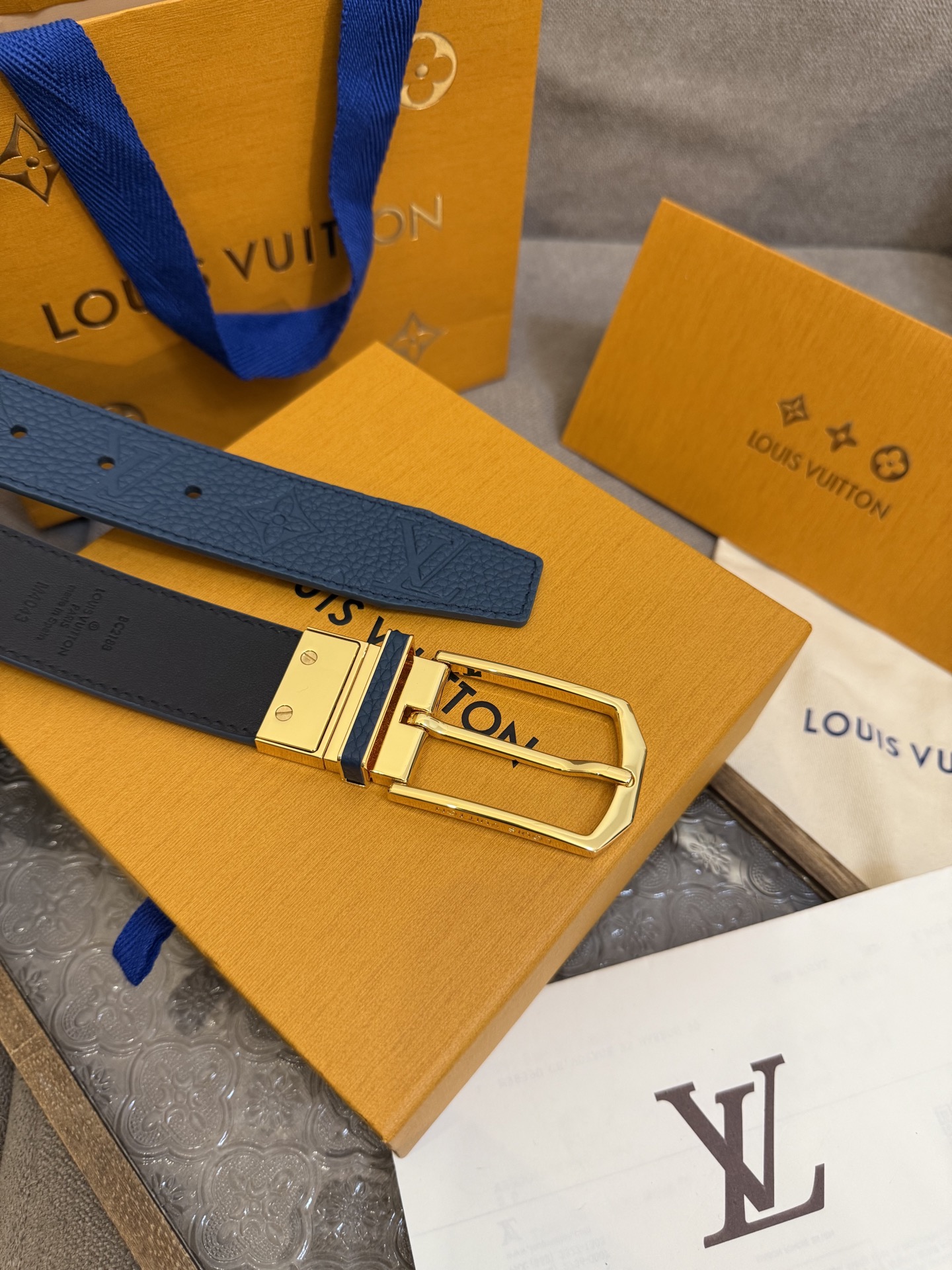  Lv 3.5腰带，Slender 可翻转皮带线条流畅，风格现代，具备无与伦比的多样性。采用深沉的蓝色皮