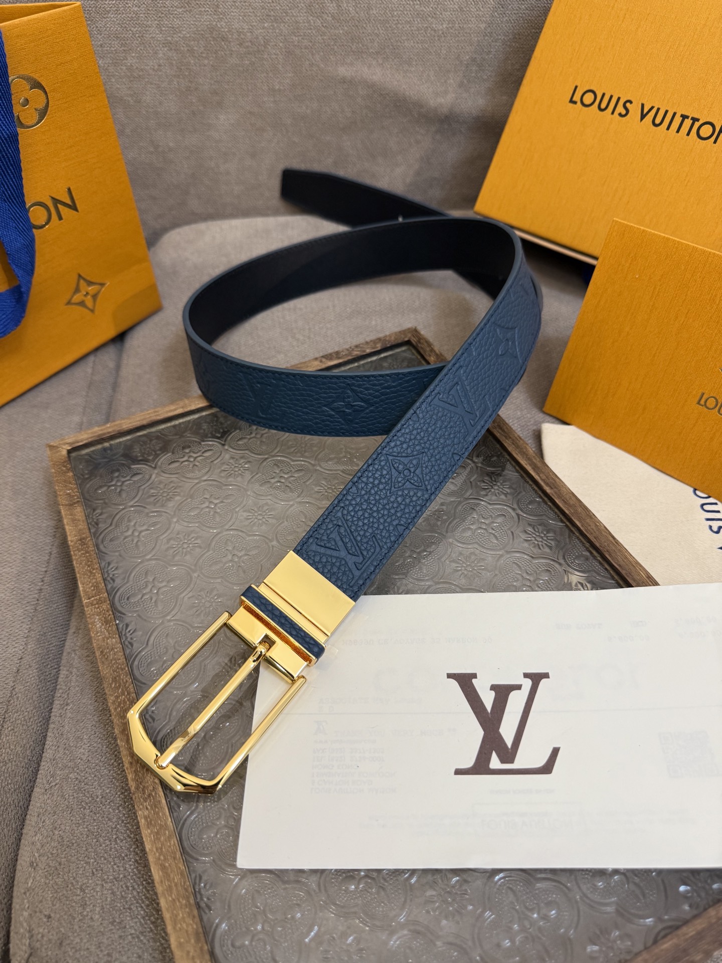  Lv 3.5腰带，Slender 可翻转皮带线条流畅，风格现代，具备无与伦比的多样性。采用深沉的蓝色皮