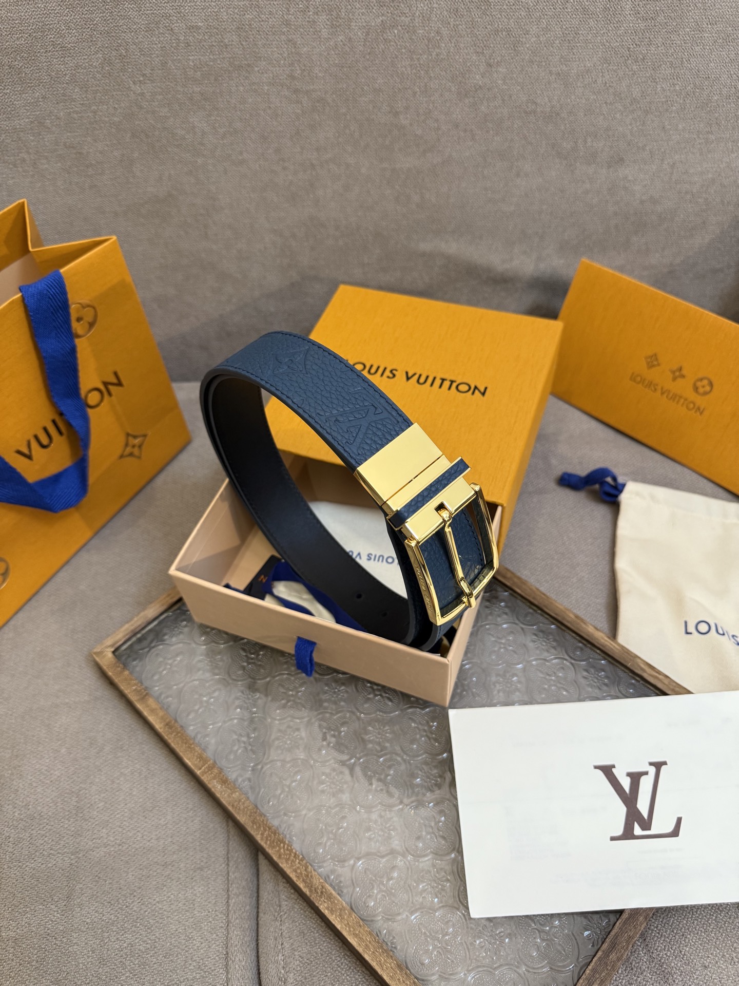  Lv 3.5腰带，Slender 可翻转皮带线条流畅，风格现代，具备无与伦比的多样性。采用深沉的蓝色皮