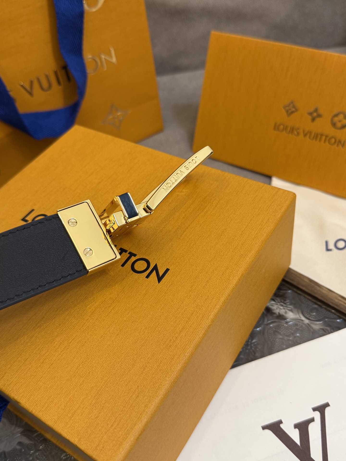  Lv 3.5腰带，Slender 可翻转皮带线条流畅，风格现代，具备无与伦比的多样性。采用深沉的蓝色皮