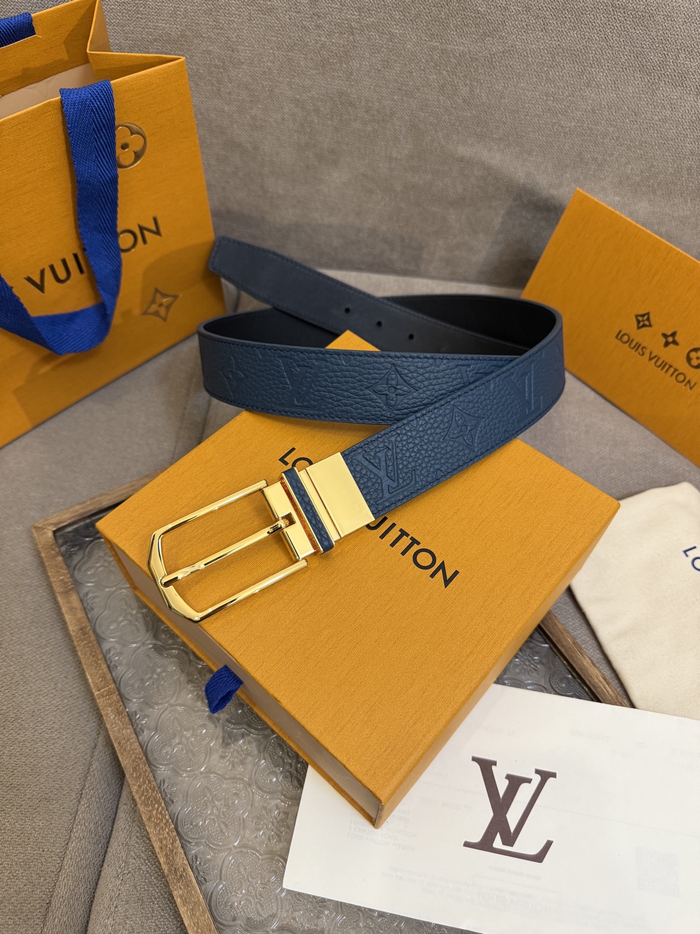  Lv 3.5腰带，Slender 可翻转皮带线条流畅，风格现代，具备无与伦比的多样性。采用深沉的蓝色皮