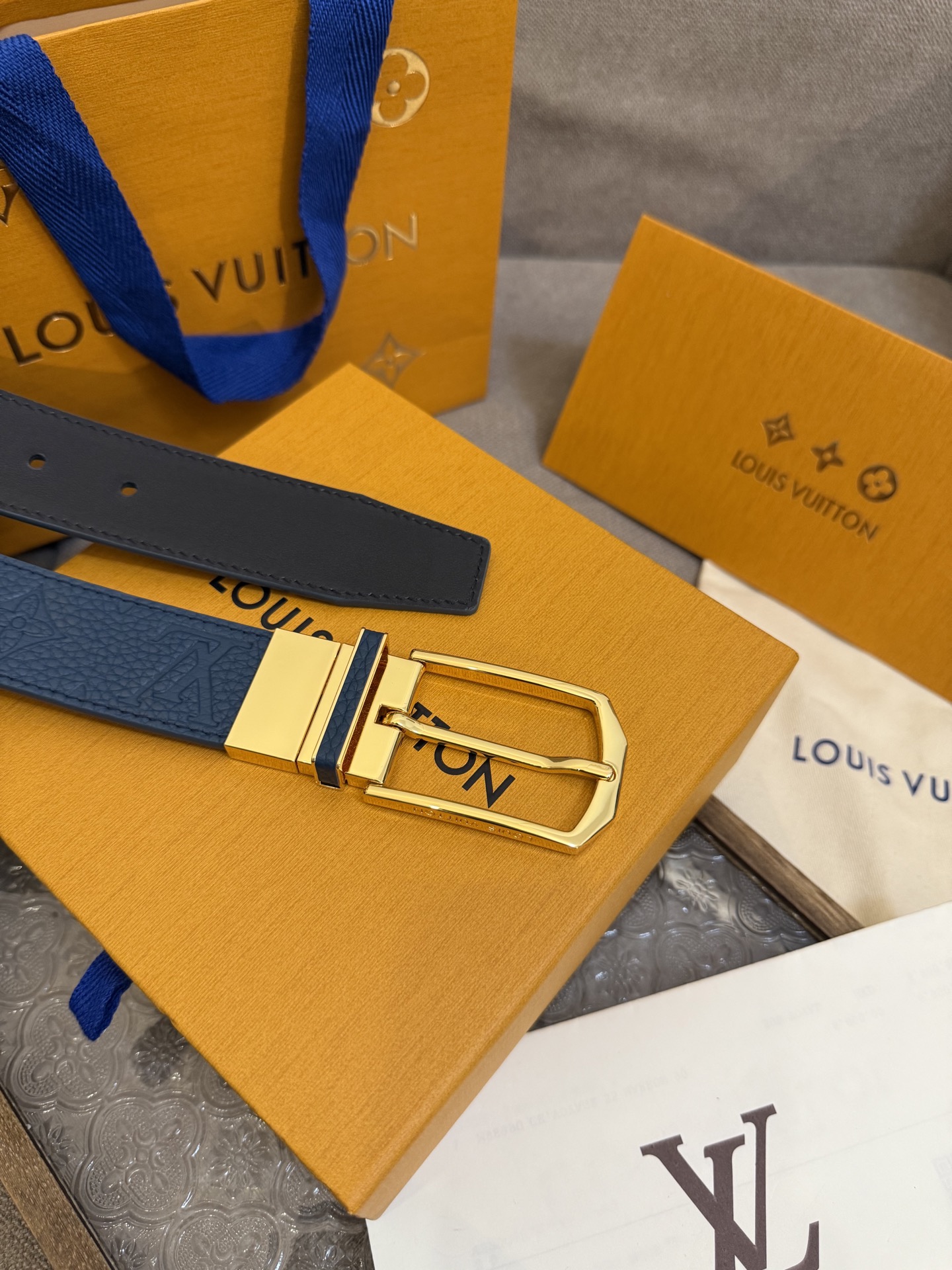  Lv 3.5腰带，Slender 可翻转皮带线条流畅，风格现代，具备无与伦比的多样性。采用深沉的蓝色皮