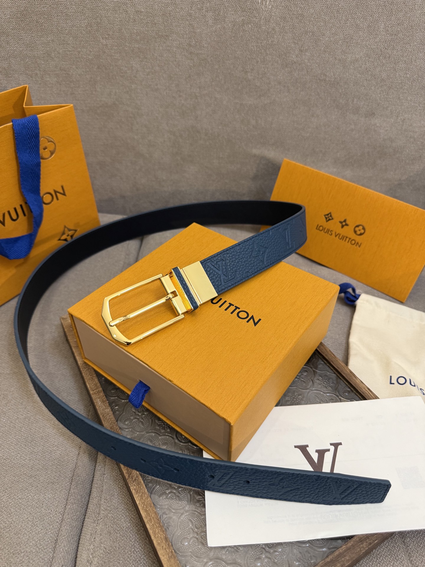  Lv 3.5腰带，Slender 可翻转皮带线条流畅，风格现代，具备无与伦比的多样性。采用深沉的蓝色皮