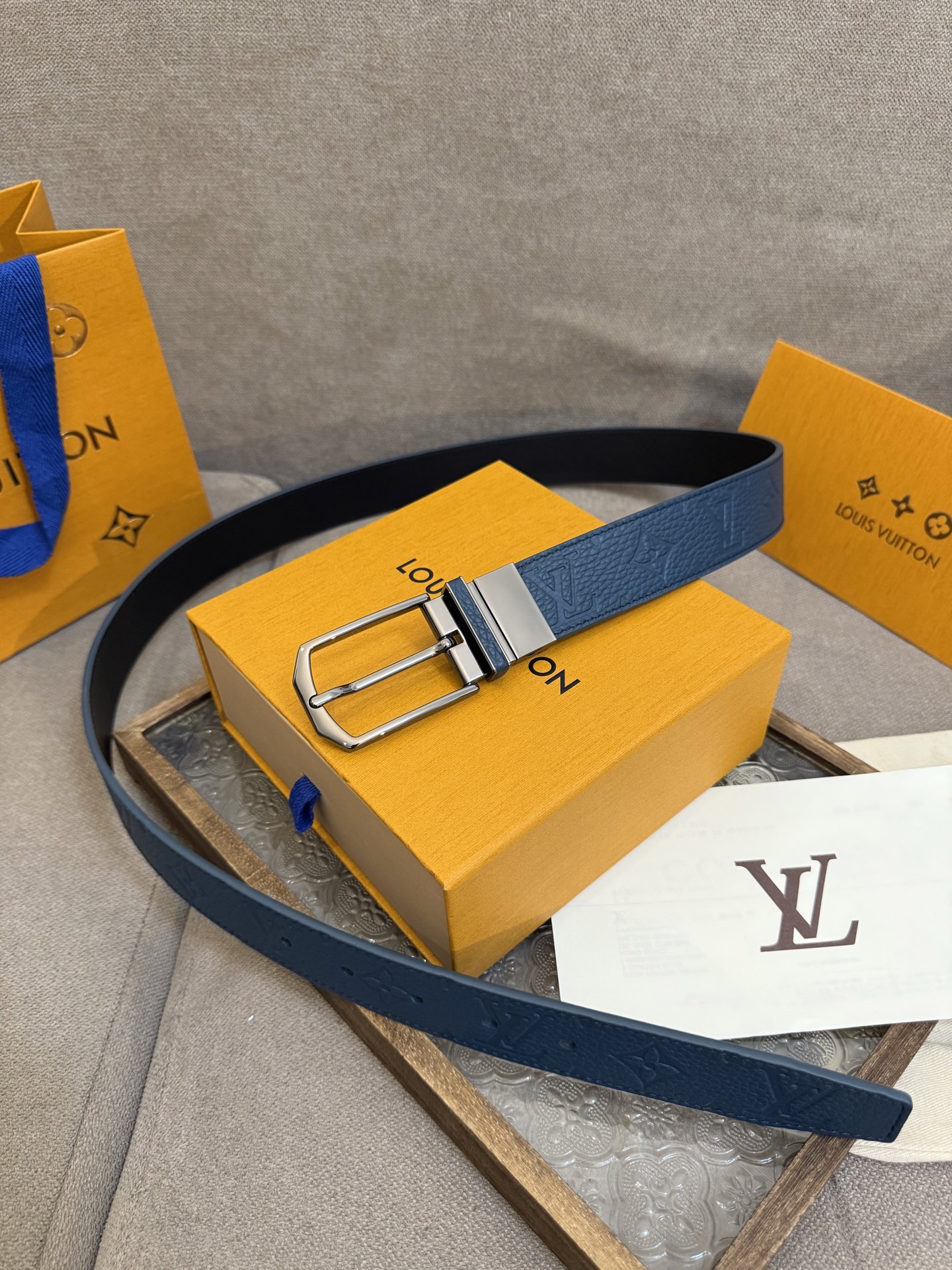  Lv 3.5腰带，Slender 可翻转皮带线条流畅，风格现代，具备无与伦比的多样性。采用深沉的蓝色皮