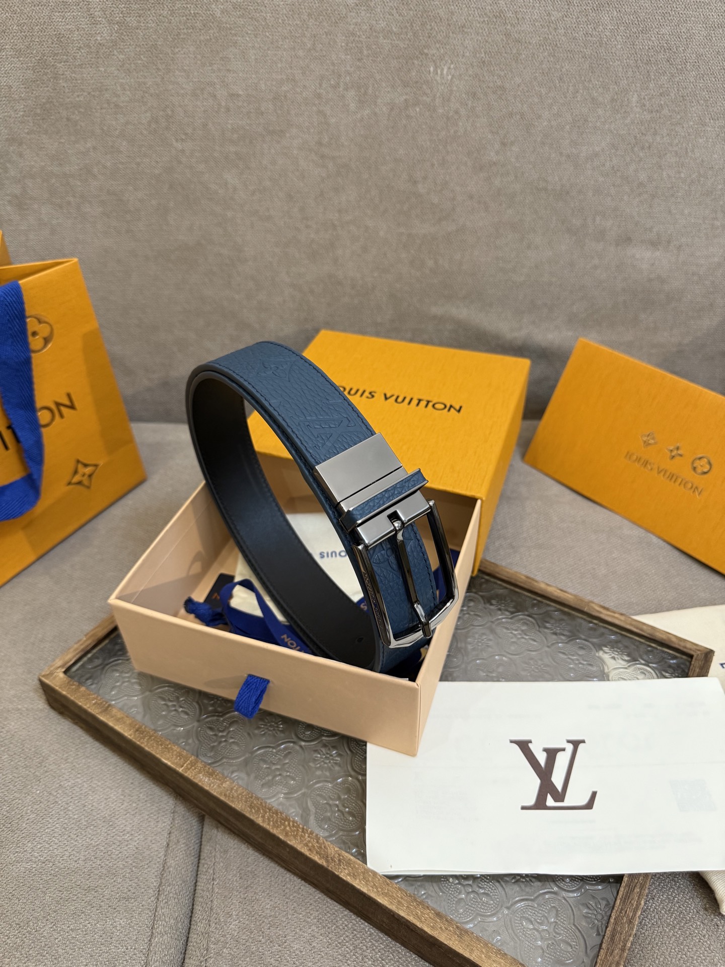  Lv 3.5腰带，Slender 可翻转皮带线条流畅，风格现代，具备无与伦比的多样性。采用深沉的蓝色皮