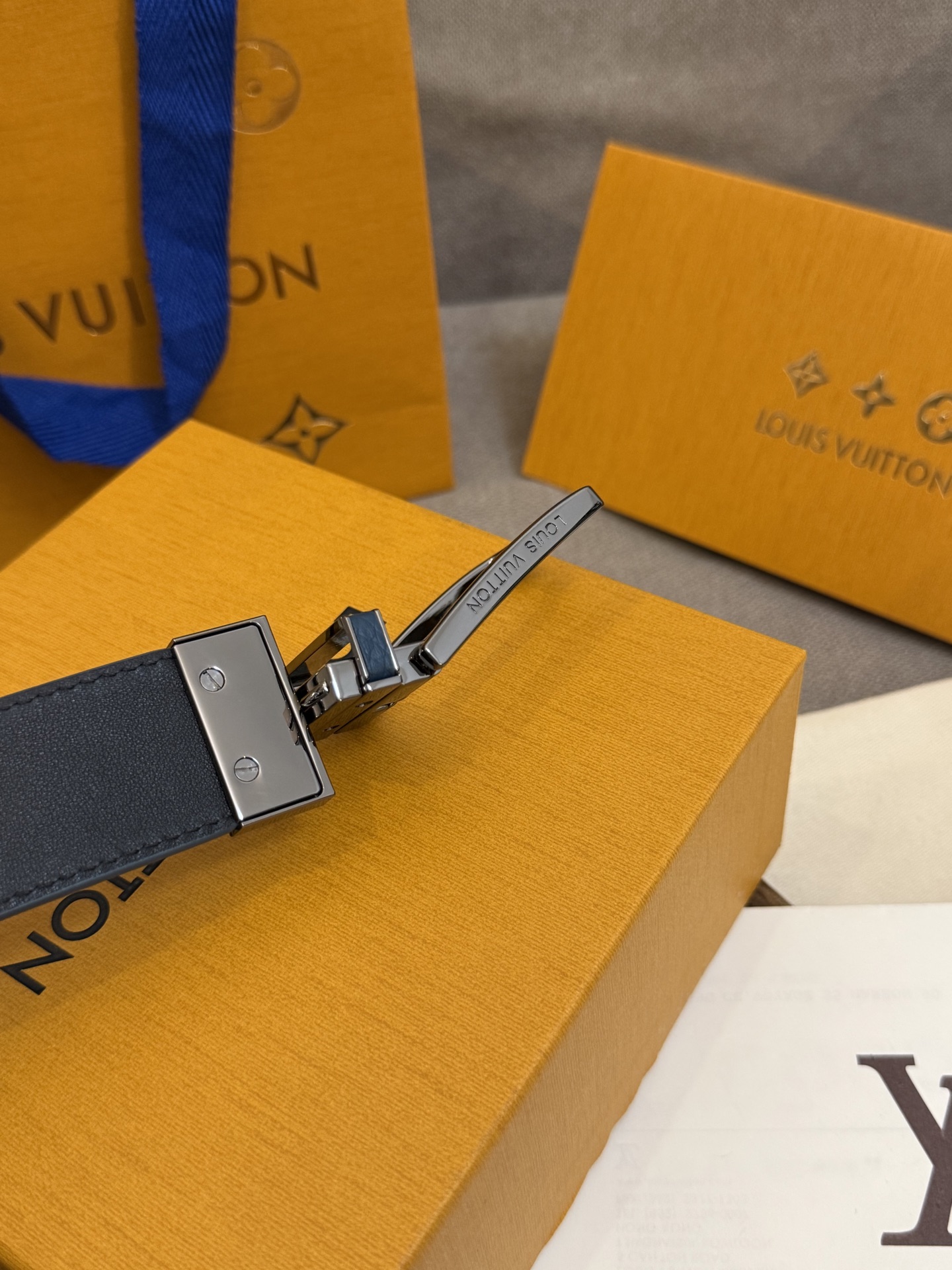  Lv 3.5腰带，Slender 可翻转皮带线条流畅，风格现代，具备无与伦比的多样性。采用深沉的蓝色皮