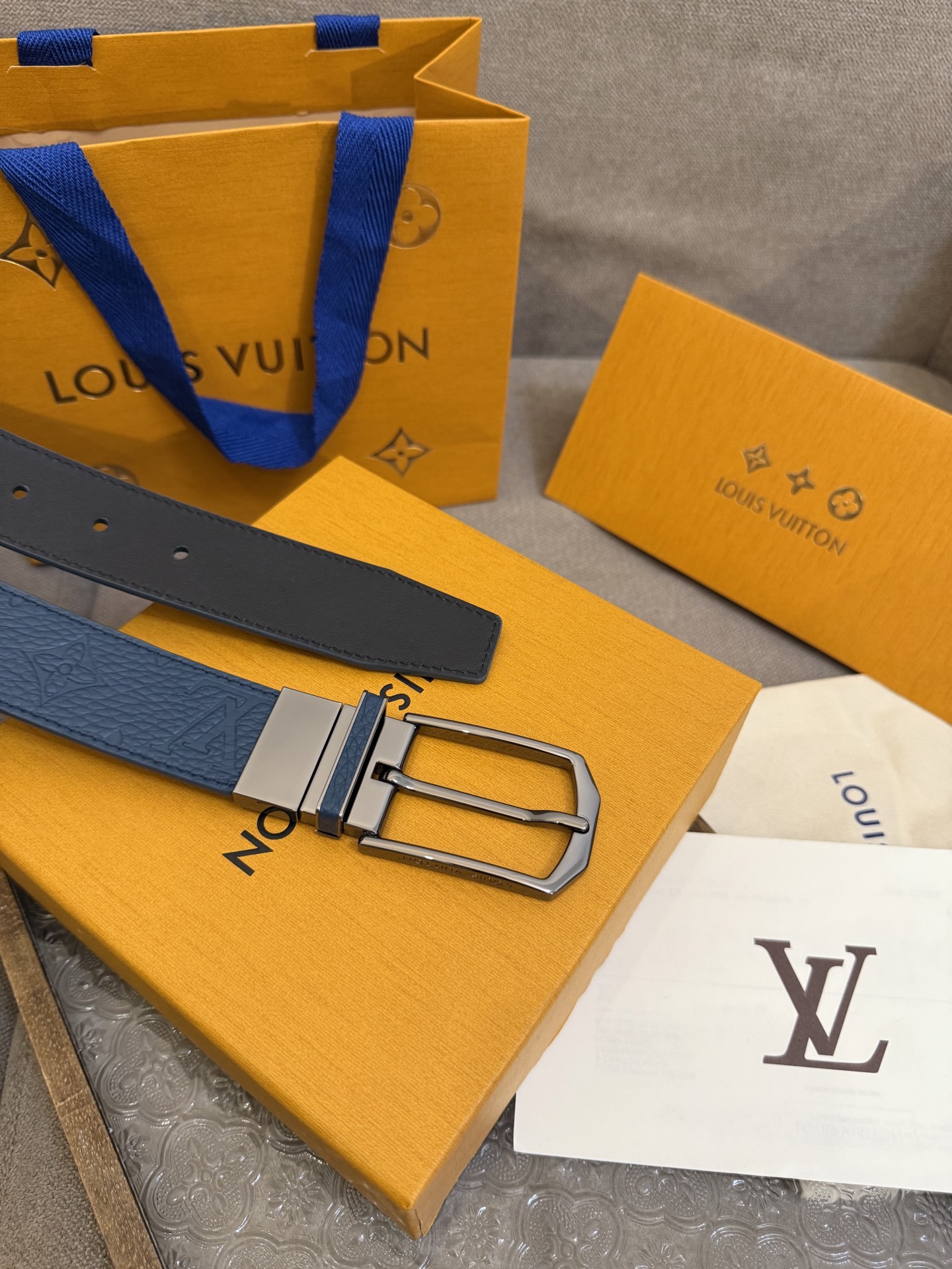  Lv 3.5腰带，Slender 可翻转皮带线条流畅，风格现代，具备无与伦比的多样性。采用深沉的蓝色皮